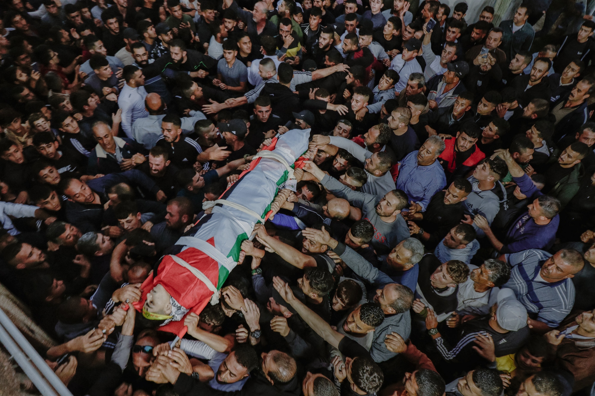 Egy palesztin fiatalt gyászolnak a ciszjordániai Nablus városában. Sporadikus összecsapások erre a területre is átterjedtek.