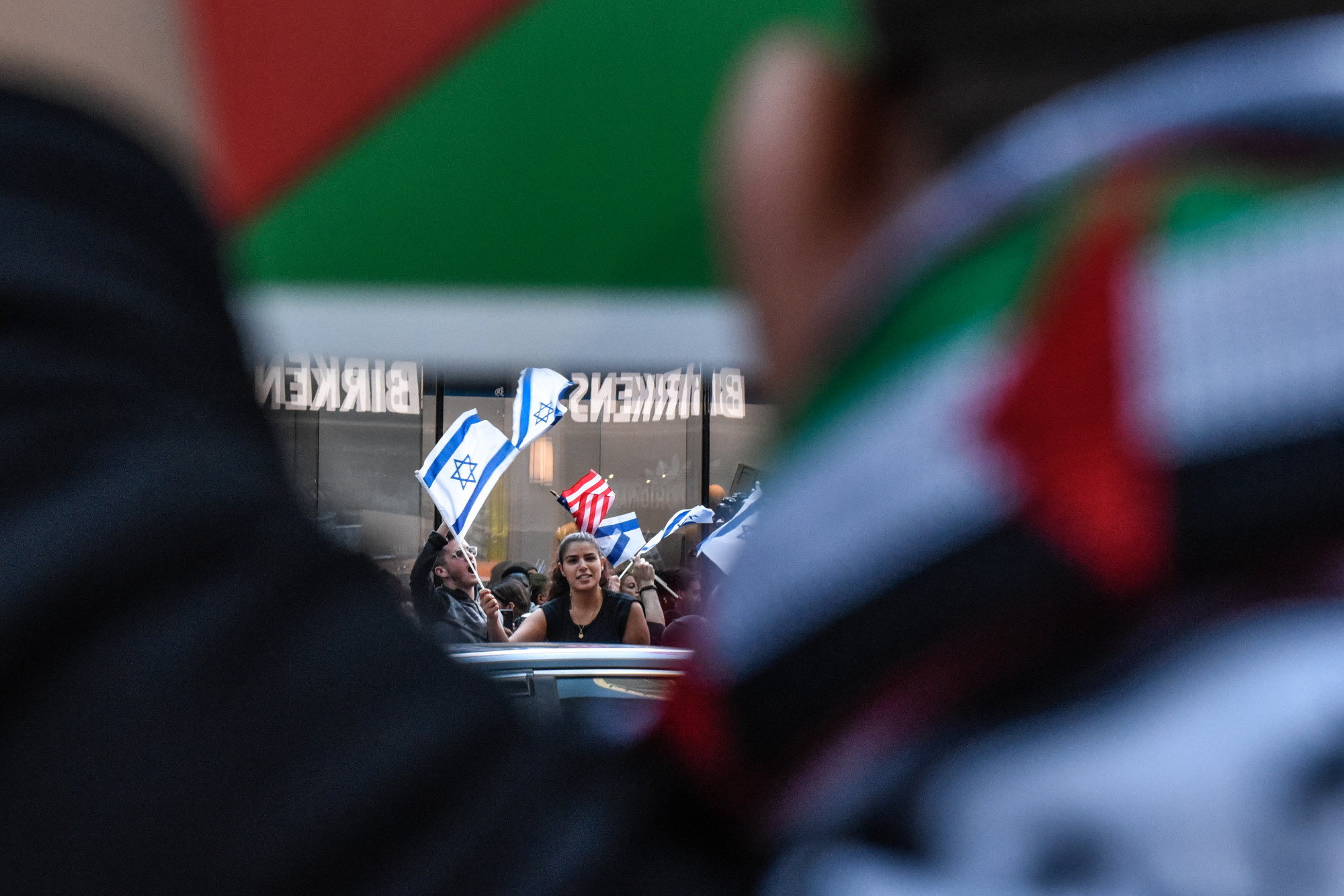 Palesztinbarát és izraelbarát tüntetők néznek farkasszemet New Yorkban.