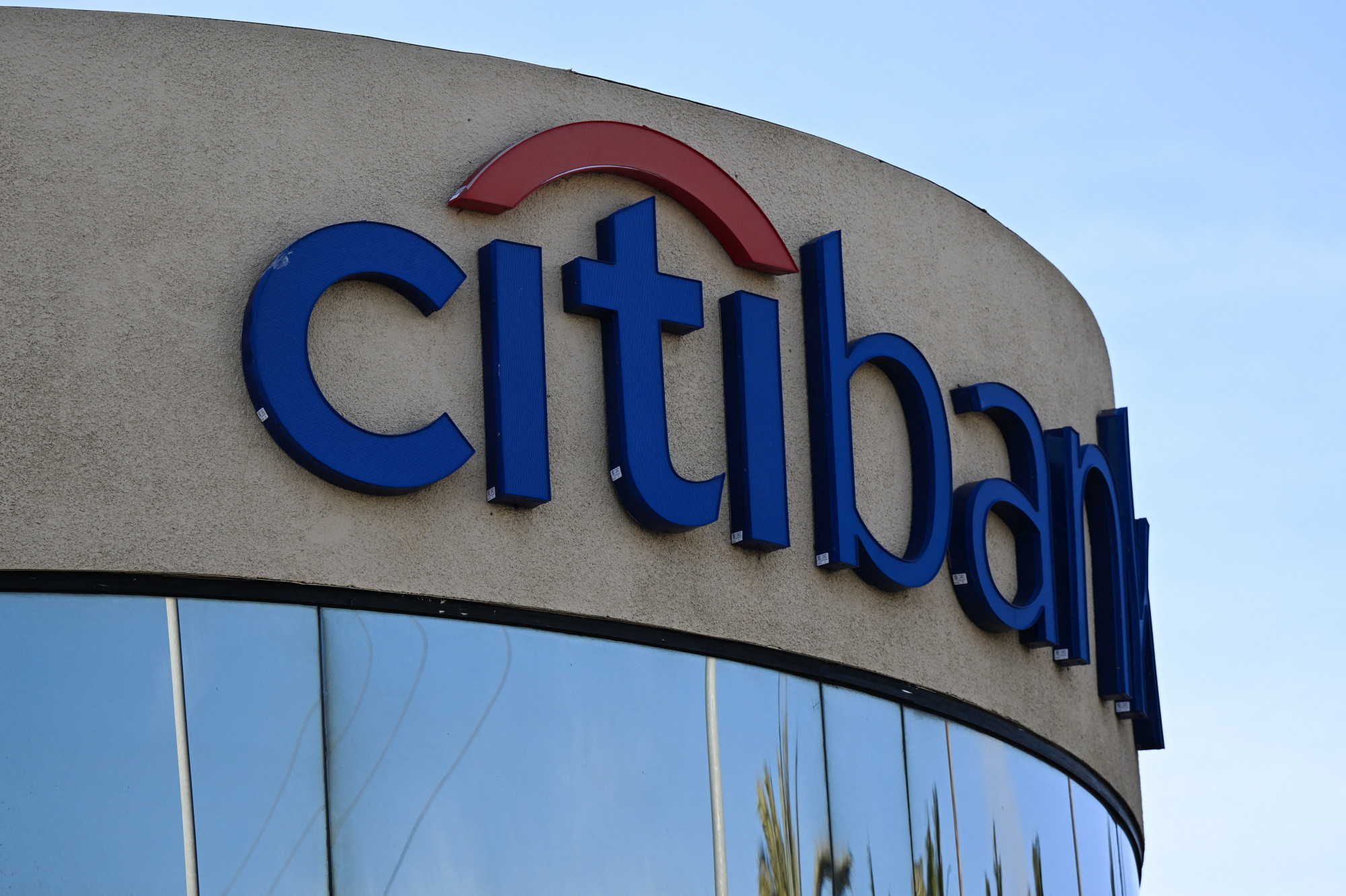 Elbukta a pert a Citibank ellen a magyar bankár, akit két szendvics miatt rúgtak ki