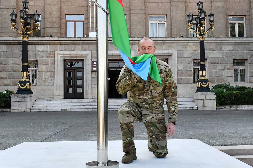 Ilham Aliyev azeri elnök Sztepanakertbe ment, és katonának öltözve megtaposta a karabahi örmények zászlaját
