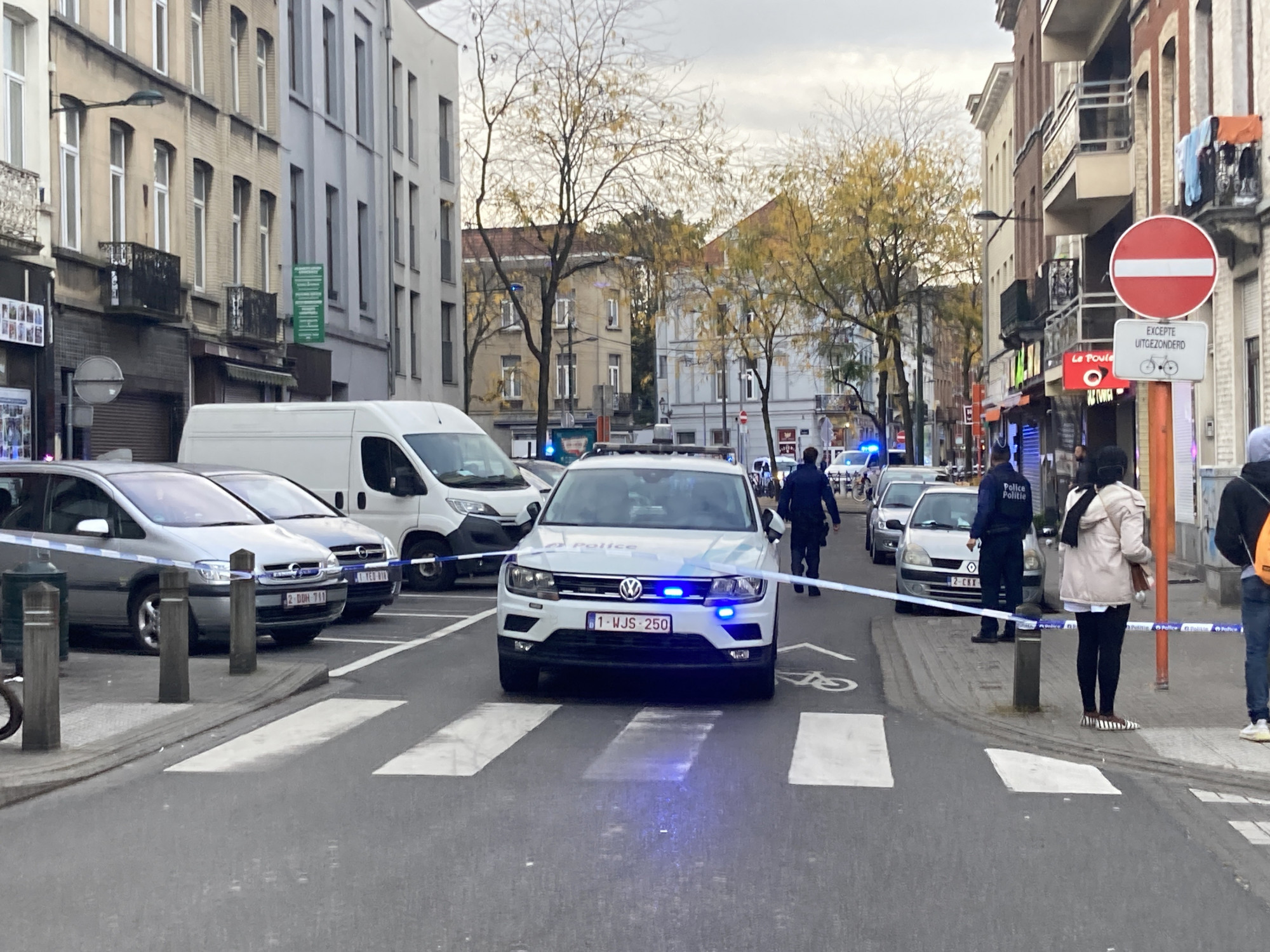 A rendőrök lelőttek egy férfit Brüsszelben, valószínű, hogy ő volt a hétfőn este két svéd szurkolót meggyilkoló terrorista