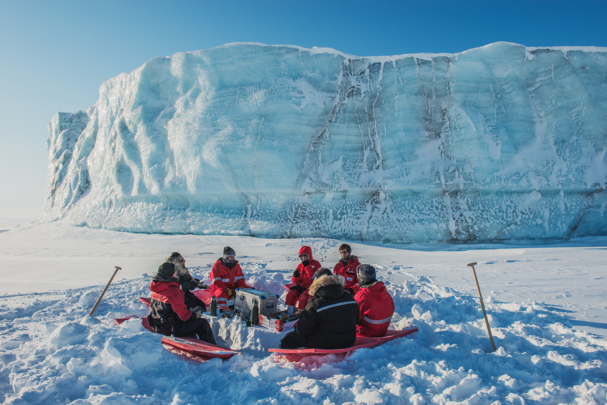 Ebédszünet egy jéghegy mellett Grönlandon 2018 tavaszán.