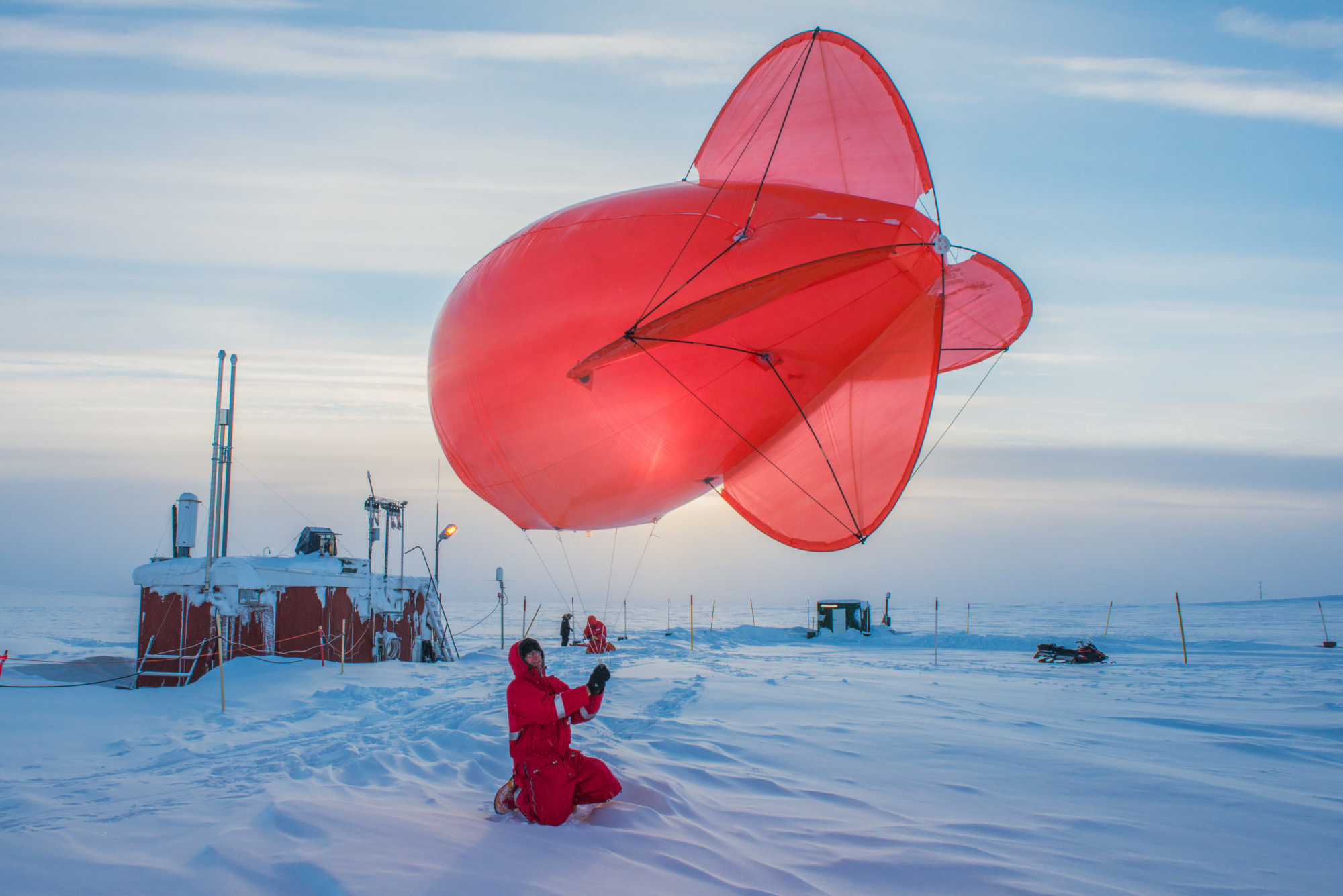 Egy héliummal töltött mérőballon, amellyel a Leibniz Institute for Tropospheric Research tudósai a földi és napsugárzást, valamint a turbulenciát mérik. (2018, Grönland)