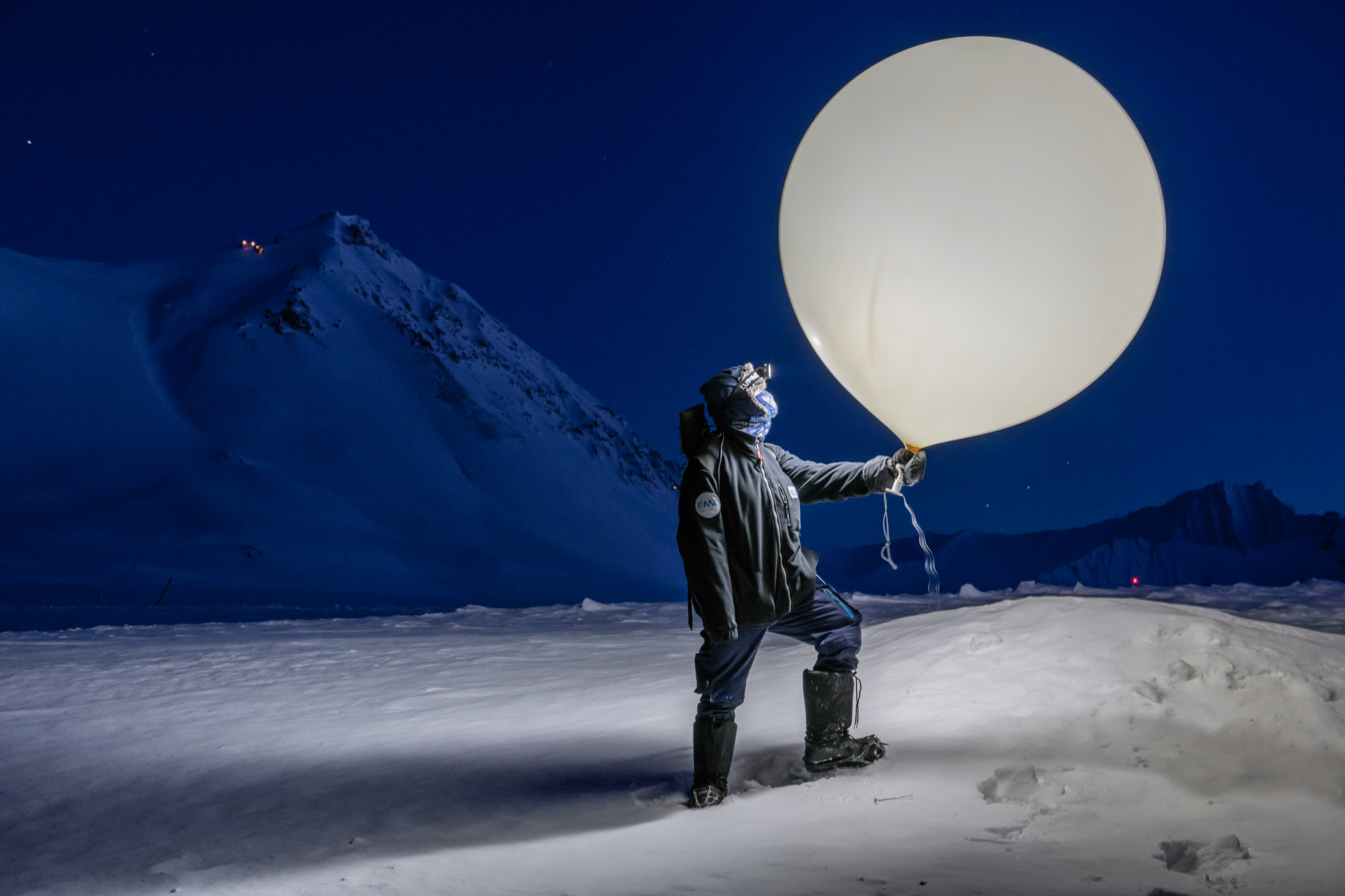 Bettina Haupt, a Ny-Ålesund-i kutatóvárosban található AWIPEV állomás vezetője egy éghajlatvizsgáló ballonnal.