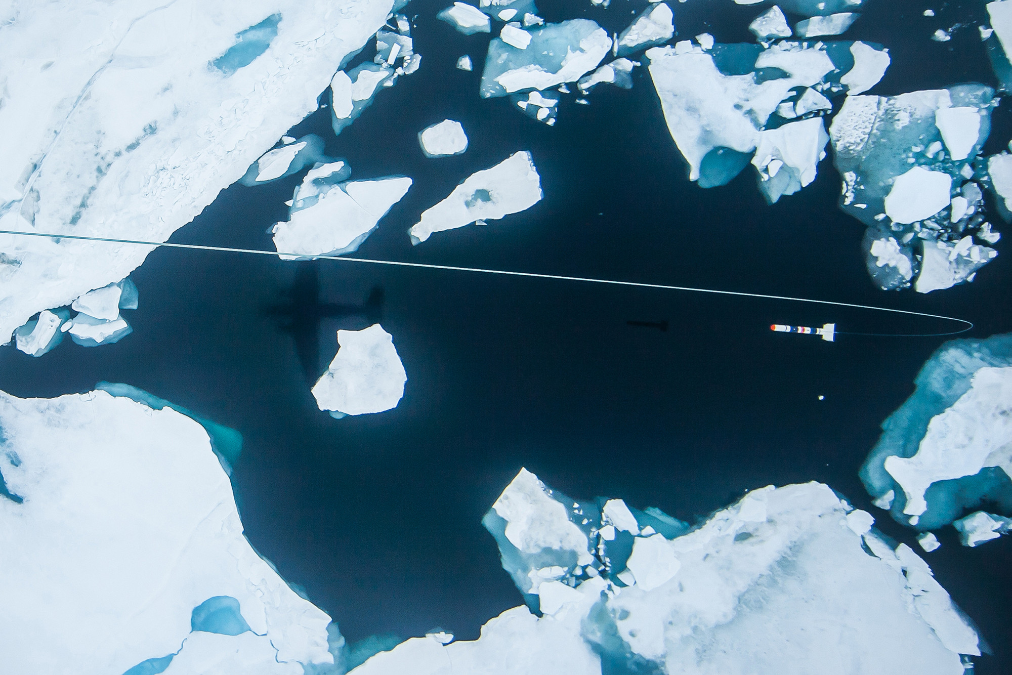 A Polar 6 repülőgép 70 méteres magasságban repül, miközben a jég vastagságát mérő műszer kb. 15 méternyire van a felszíntől. (Jeges-tenger, 2016, IceBird Expedíció)