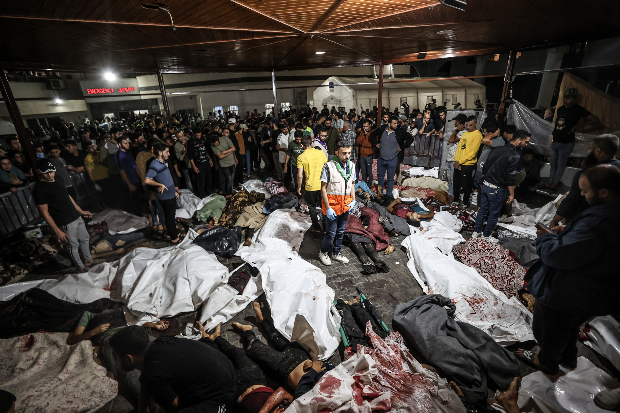 Holttestek a gázai Al-Ahli al-Arabi kórháznál. Több százan haltak meg, amikor robbanás volt az épület közelében. Mindkét fél a másikra mutogat a felelősség kérdésében.