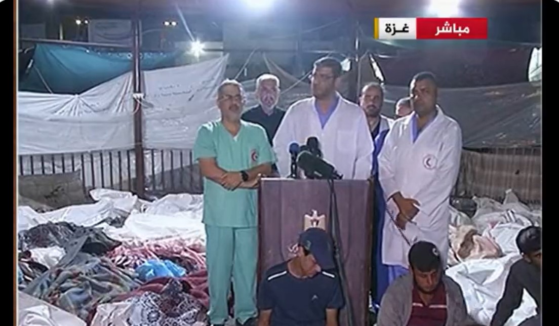 Holttestek között tartottak sajótájékoztatót az Al-Ahli kórházban