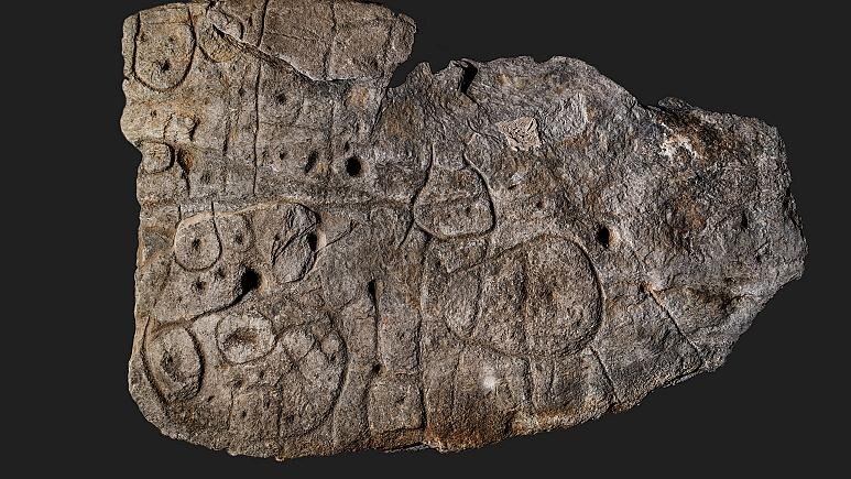Kincses térképként ünneplik a régészek a 4000 éves, titokzatos jelekkel ellátott kőtáblát