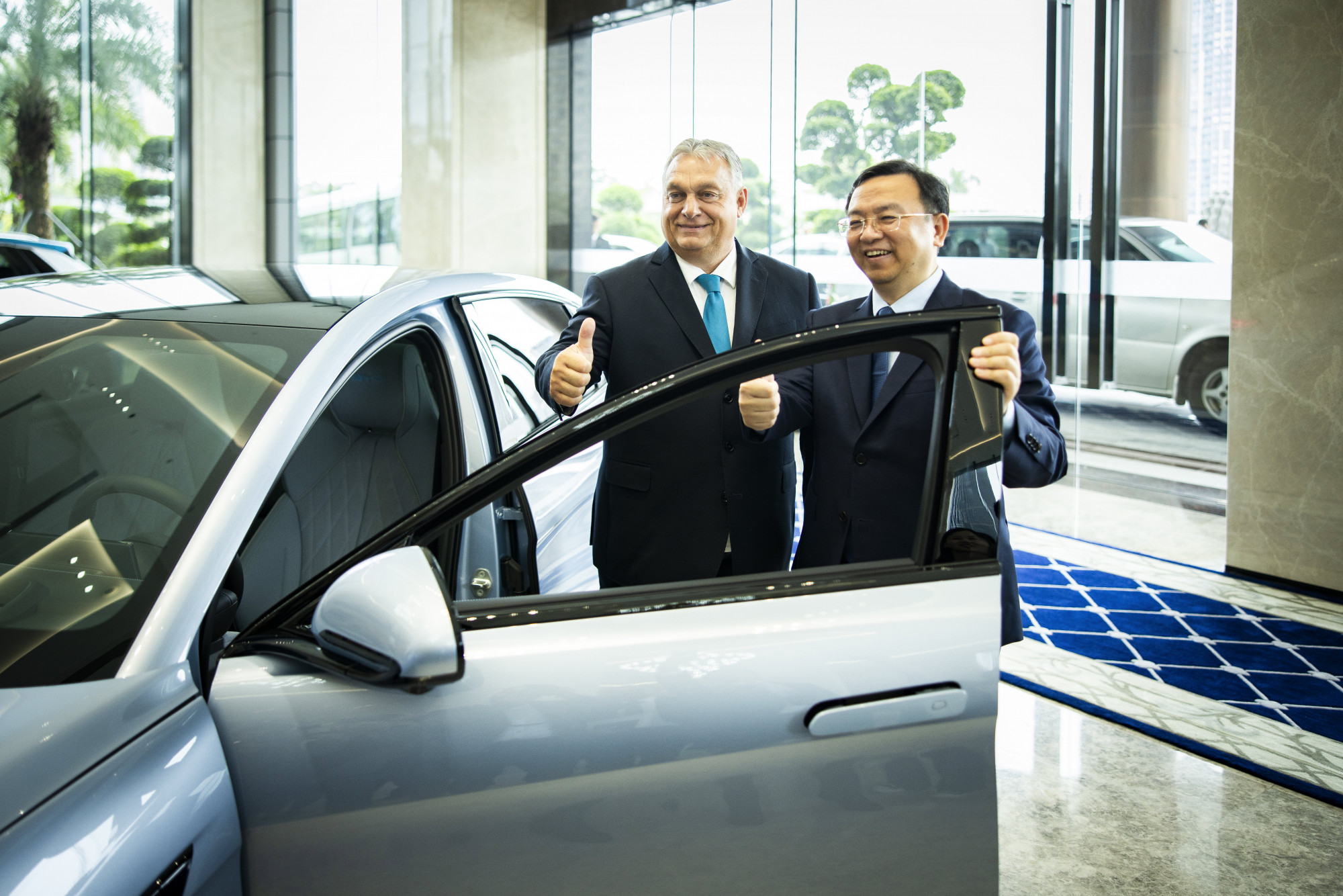 Orbán Viktor és Vang Csuan-fu, a világ legnagyobb elektromosautó-gyártó cége, a kínai BYD alapító-elnöke a cég sencseni gyárában 2023. október 19-én