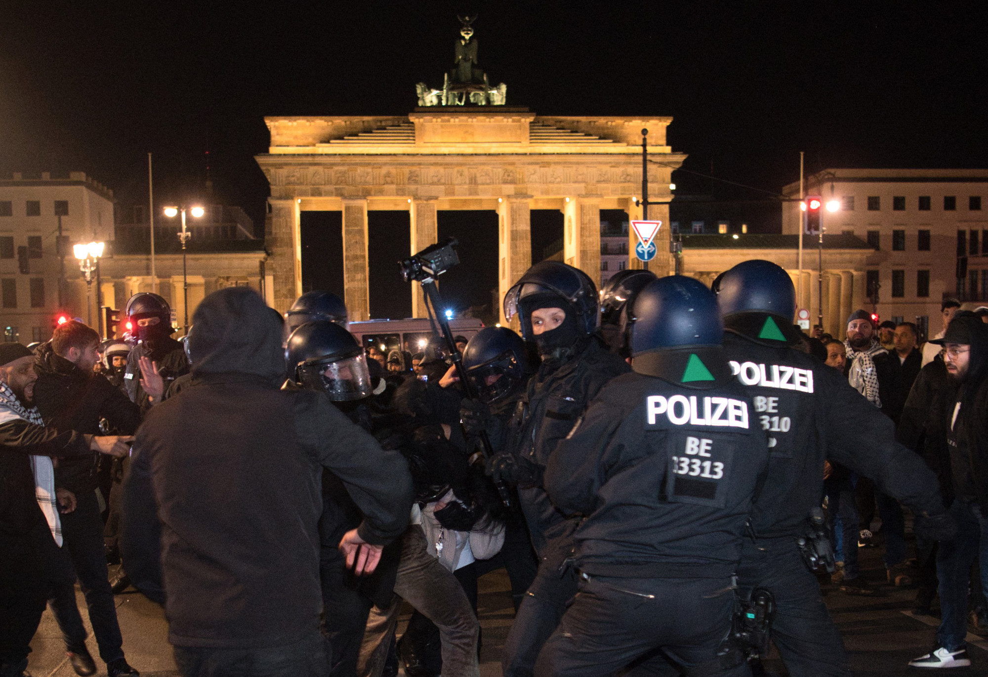 Német rendőrök intézkednek egy palesztinpárti tüntetésen a Brandenburgi kapunál 2023. október 17-én.