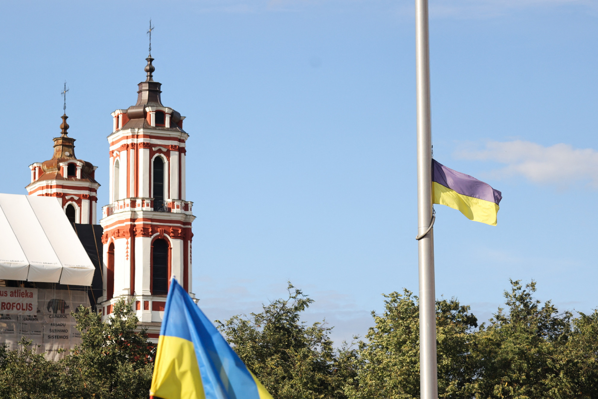 Pénzbüntetést kért a litván ügyészség az ukrán zászlót meggyalázó magyar szurkolókra