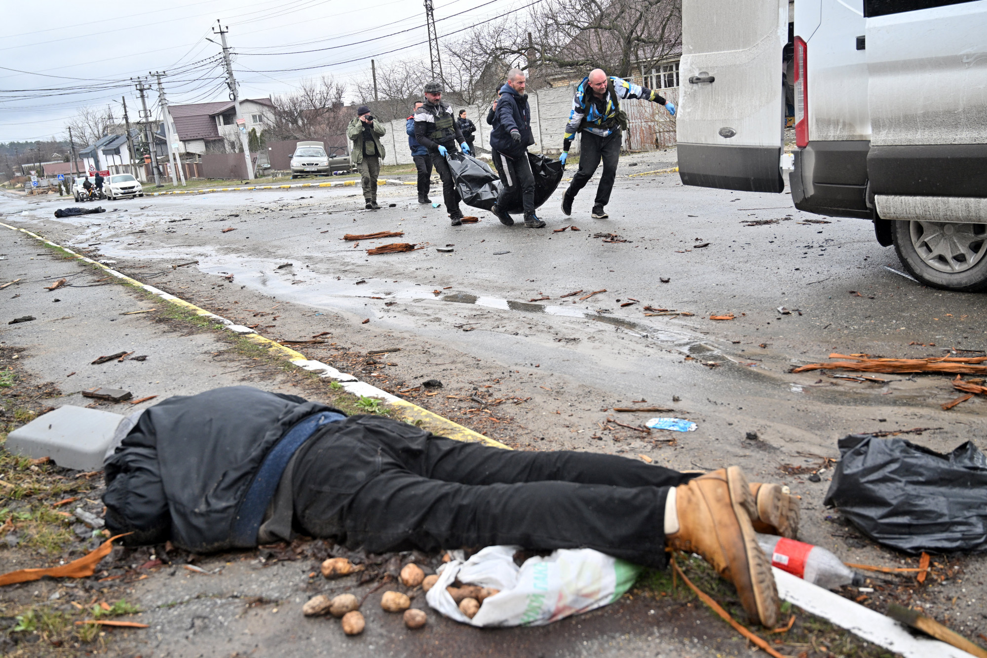 Az orosz csapatok kivonulása után maradt holttestek Bucsa utcáin (2022)