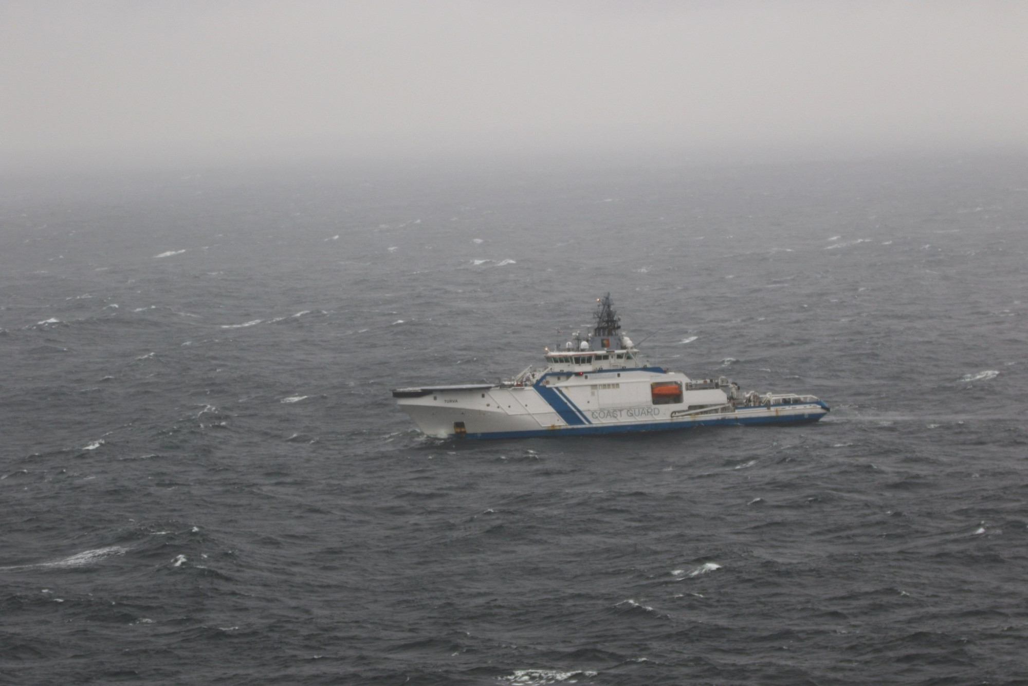 A Finn Határőrség tengeri járőrhajója, a Turva 2023. október 11-én azon a környéken, ahol a Balticconnector megsérült.