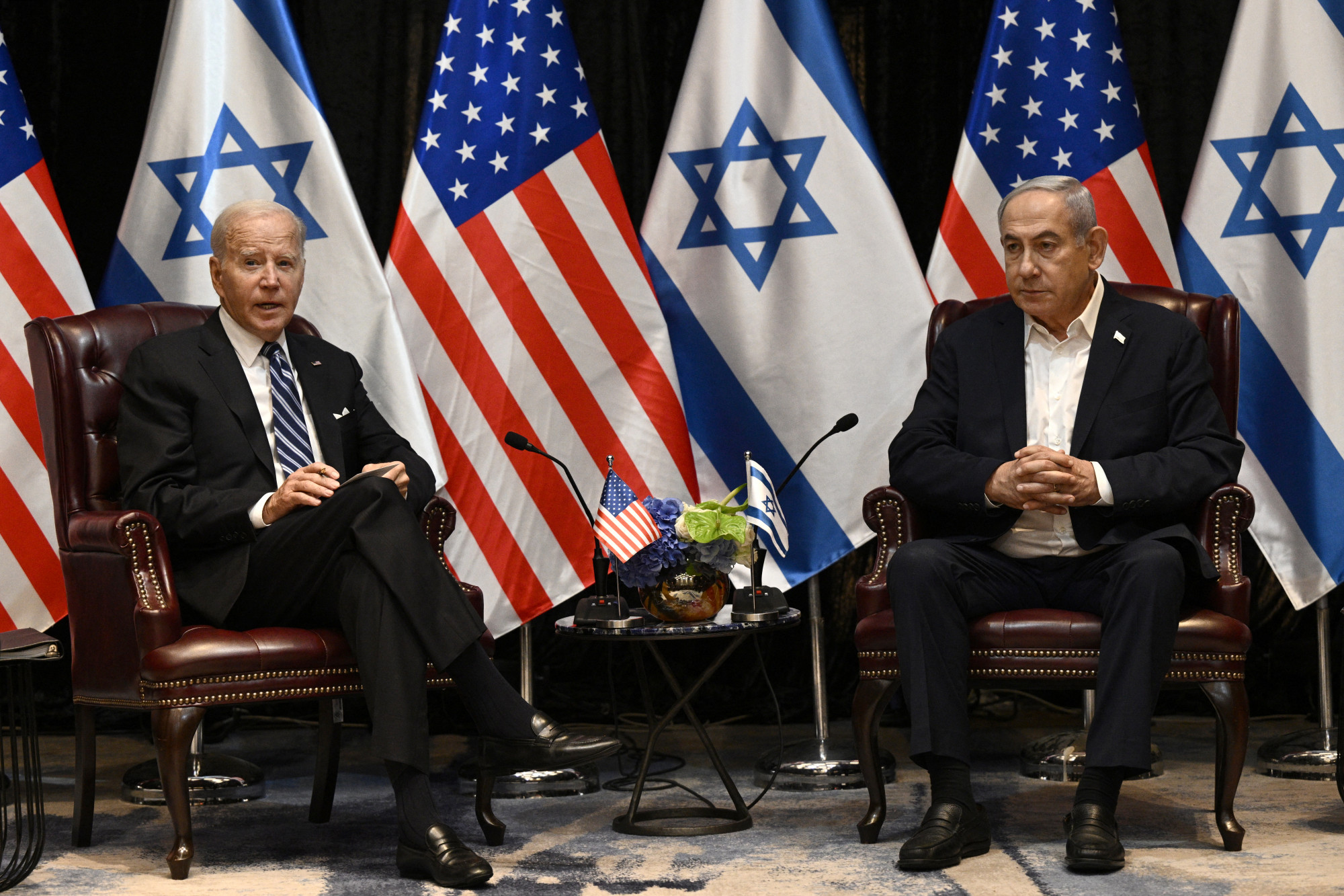 Joe Biden amerikai elnök és Benjamin Netanjahu izraeli miniszterelnök 2023. október 18-án Tel Avivban.