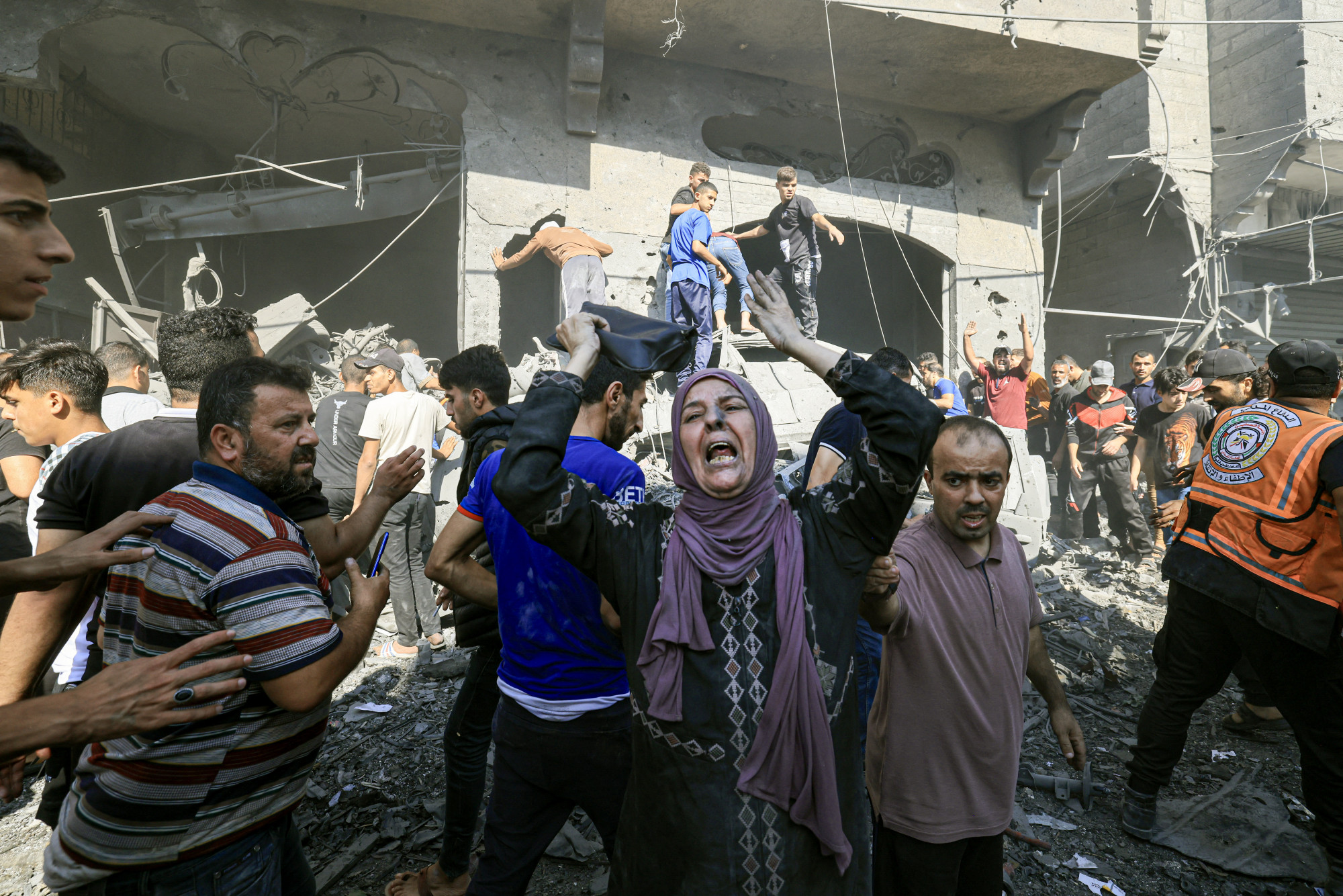Egy palesztin nő sír, miközben áldozatokat keresnek egy épület romjai között egy izraeli csapást követően a Gázai övezet déli részén fekvő Khan Yunisban október 17-én.