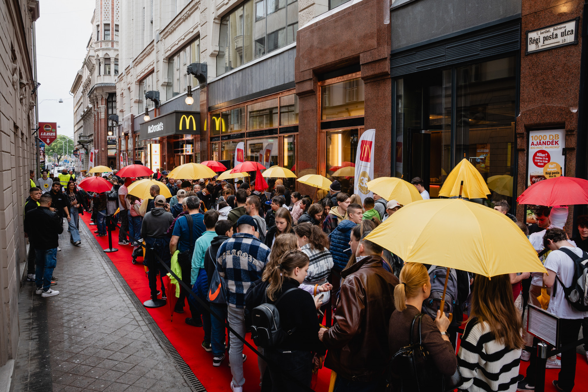 Tömött sorok várták az első magyarországi McDonald's újranyitását