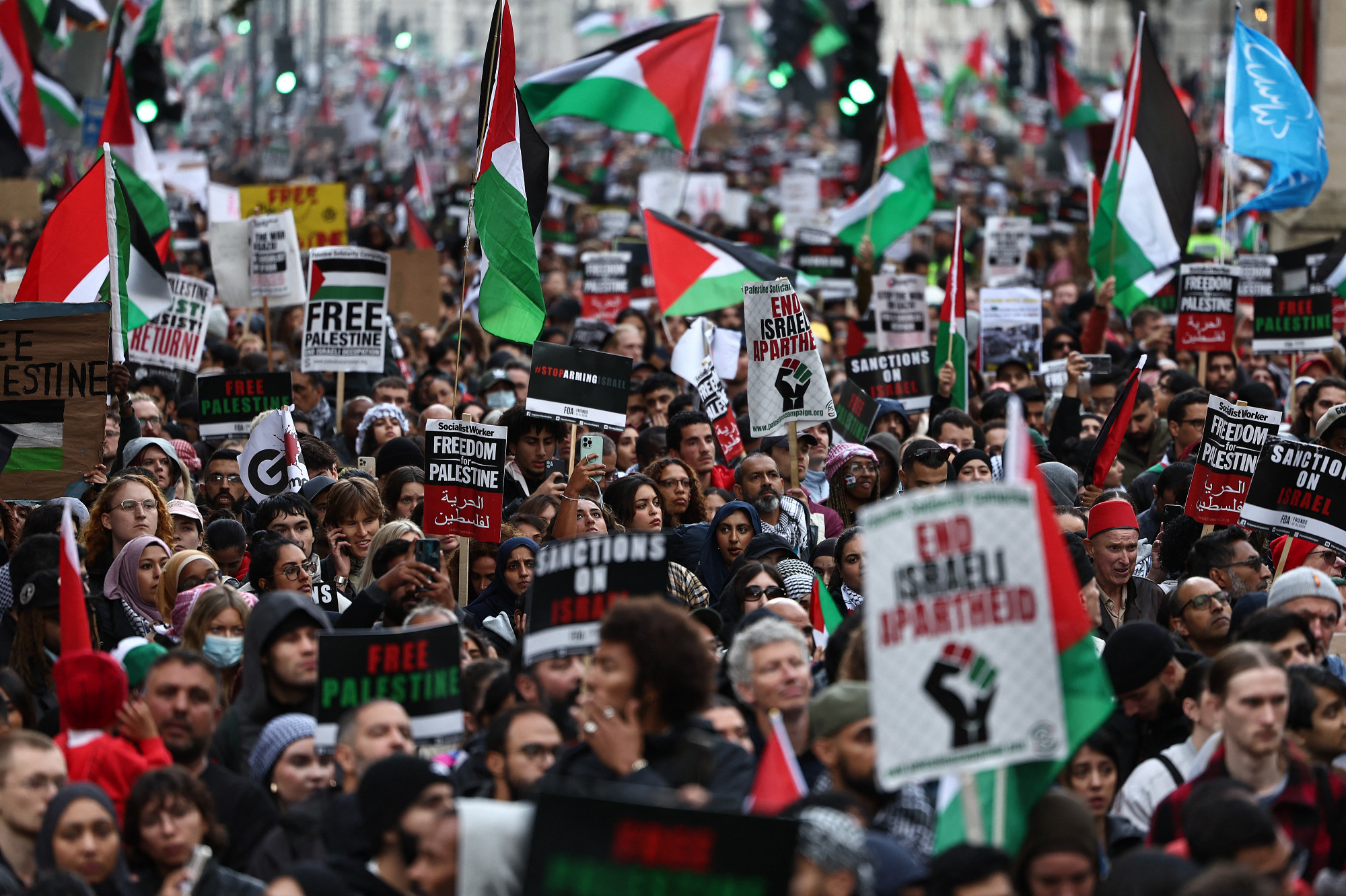 Százezren tüntettek a palesztinok mellett Londonban