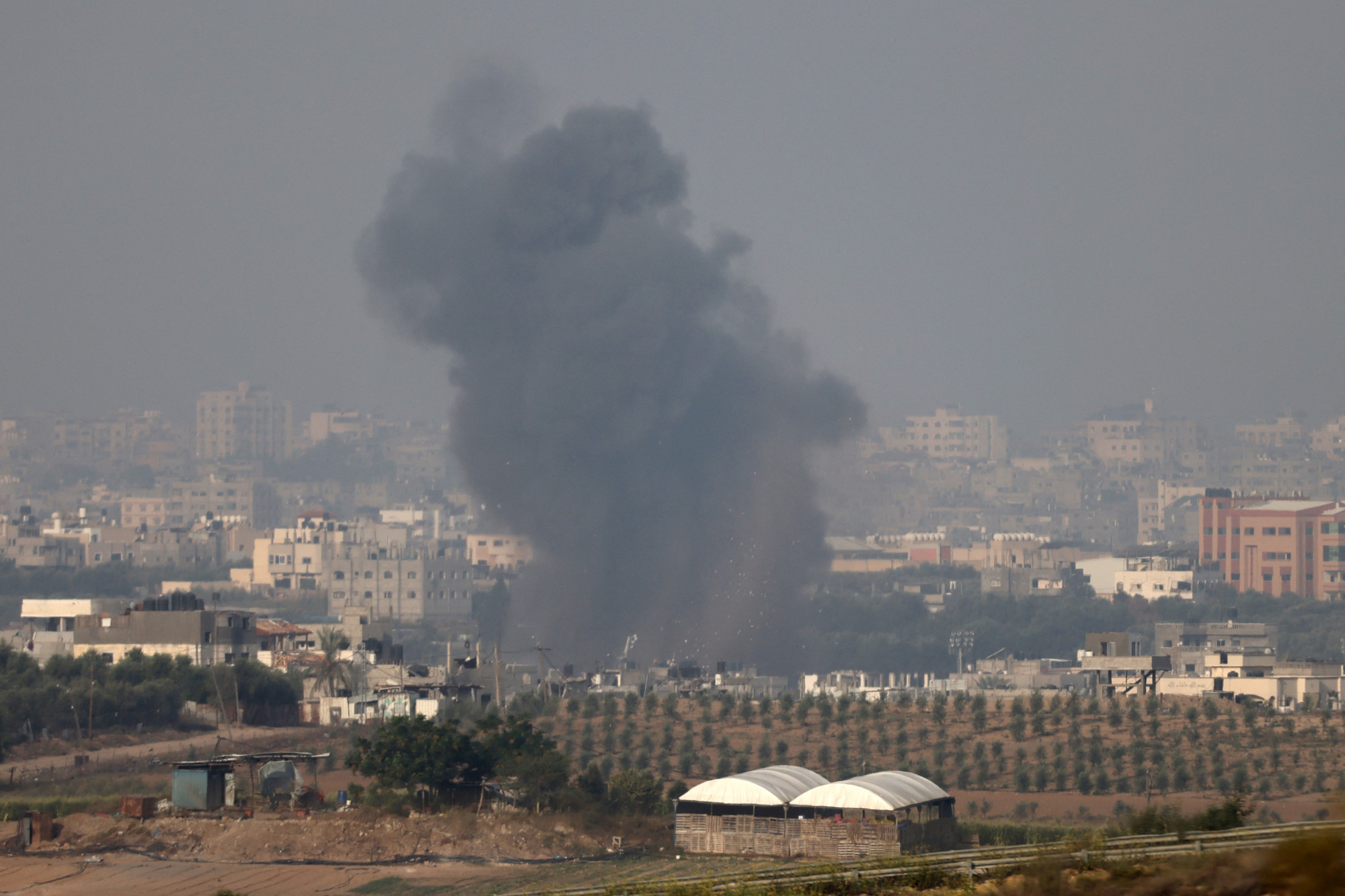 Izraeli-palesztin konfliktus: az izraeli hadsereg növeli a légicsapások intenzitását, szíriai reptereket is bombázhattak