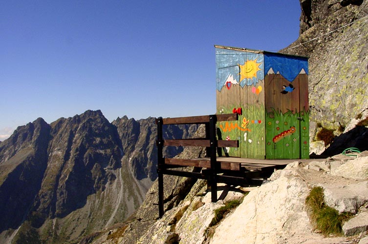 Összedőlt Szlovákia legmagasabban álló vécéje, ami Európa legszebb panorámáját kínálta