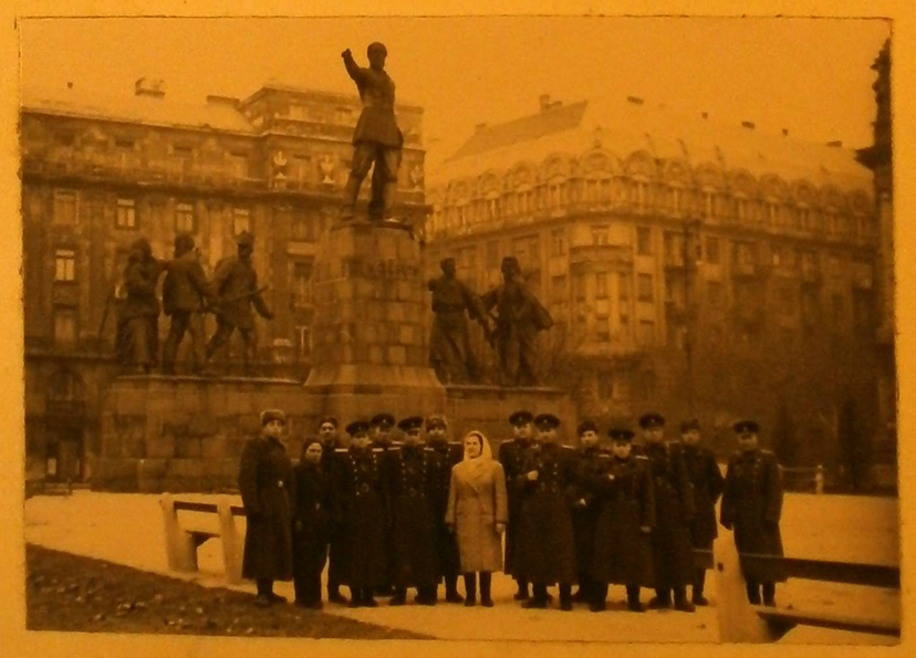 Filatov alezredes alakulata a Kossuth-szobor előtt: soha nem látott fotókon a Magyarországot lerohanó szovjet katonák