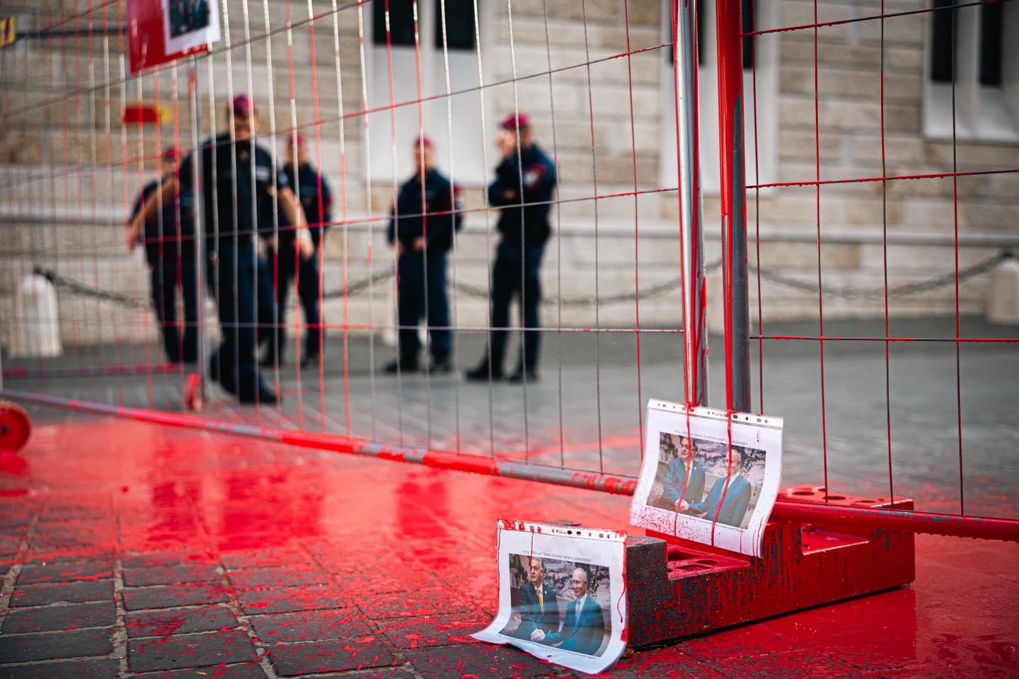Vérvörös festékkel öntötték le momentumos politikusok a Karmelitánál lévő kordont
