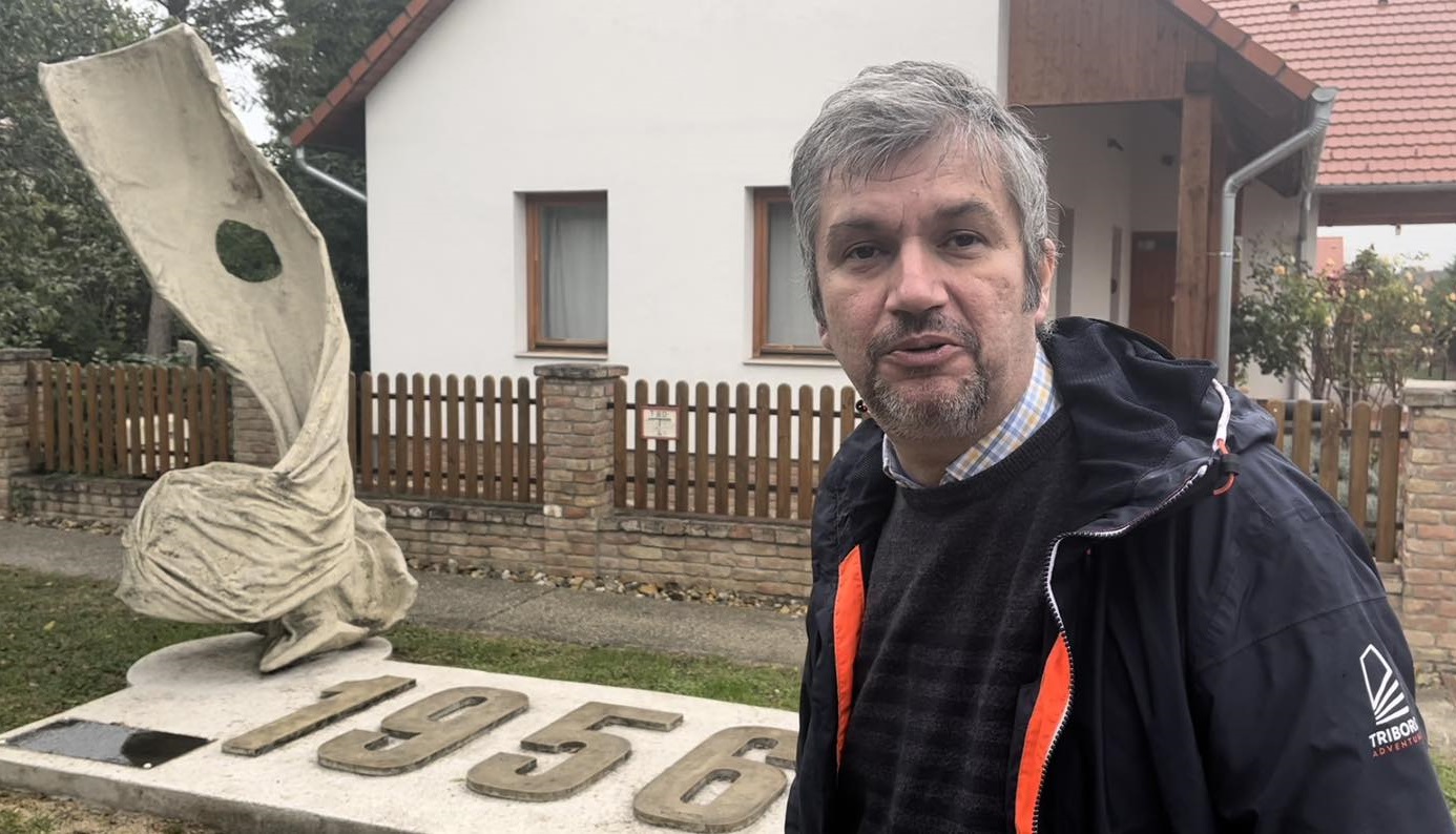 Hadházy: A legfurcsább 56-os emlékművel a forradalmárok emlékén taposnak, Kusturica, Moldova és Hrabal sem tudna ilyet kitalálni