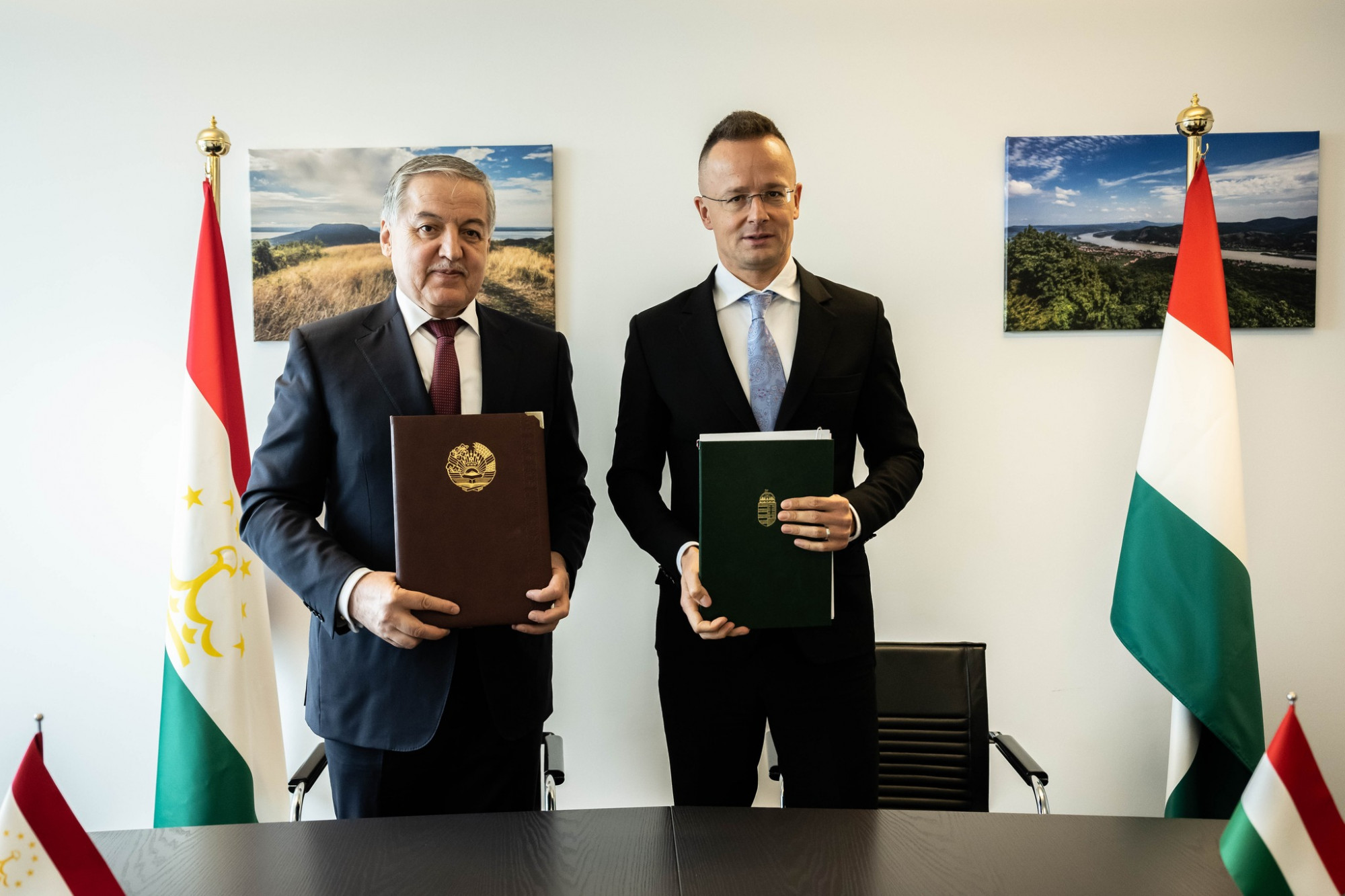 Szijjártó Péter Luxemburgban Tádzsikisztánnal írt alá megállapodást, aminek az értelmében évente 20 ösztöndíjast fogadnak magyarországi egyetemeken.