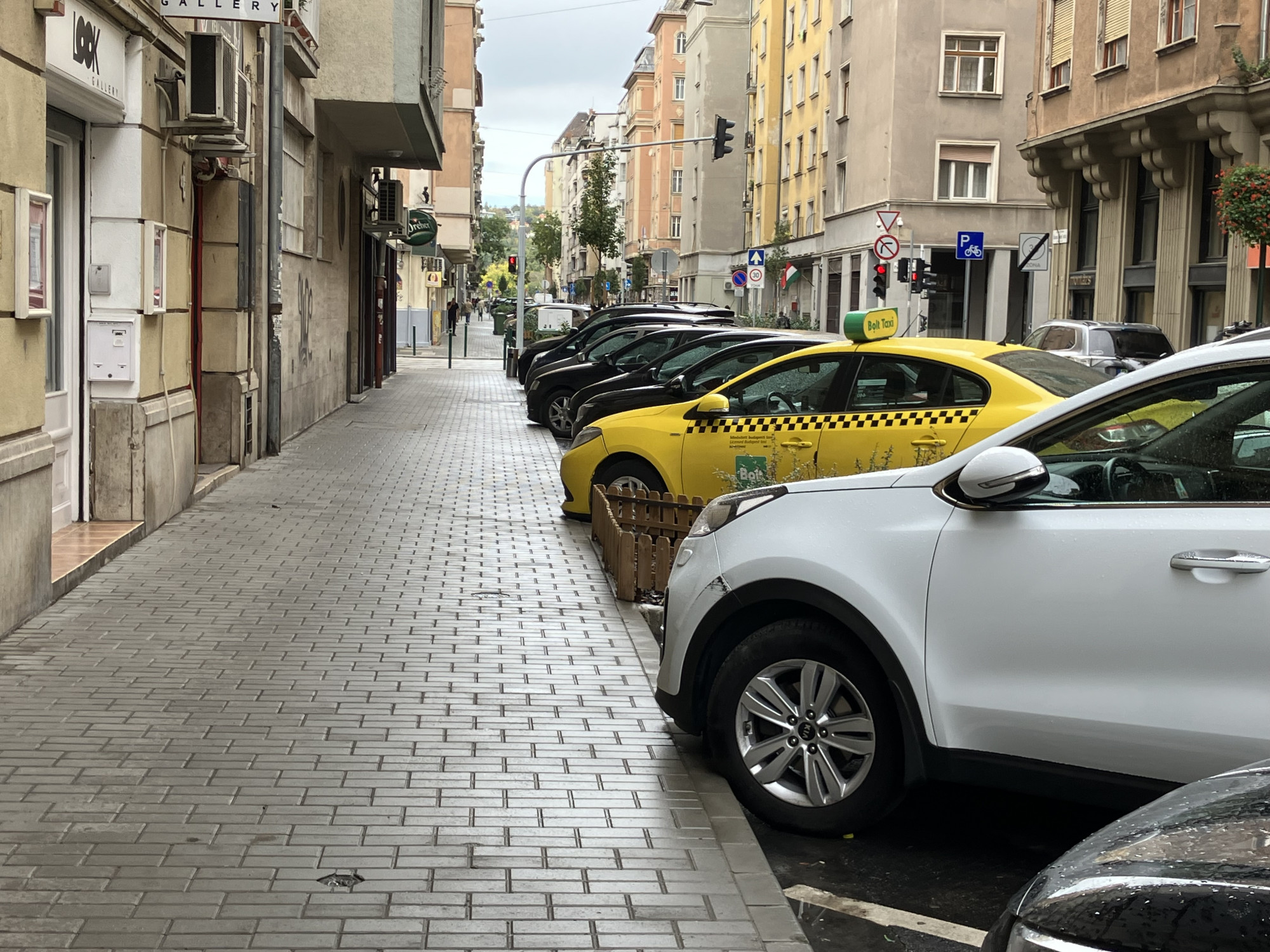 Bővülhet a fizetős parkolás, több övezetet drágábba sorolhatnak át Budapesten