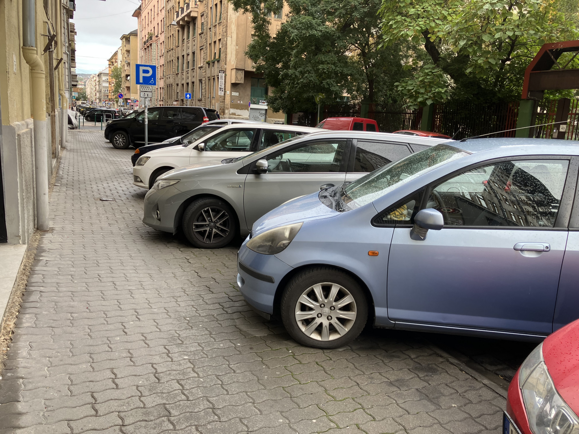 A Balzac utca Váci út és Kresz Géza utca közötti szakasza - se felfestés, se tábla, mégis a járdán parkolnak