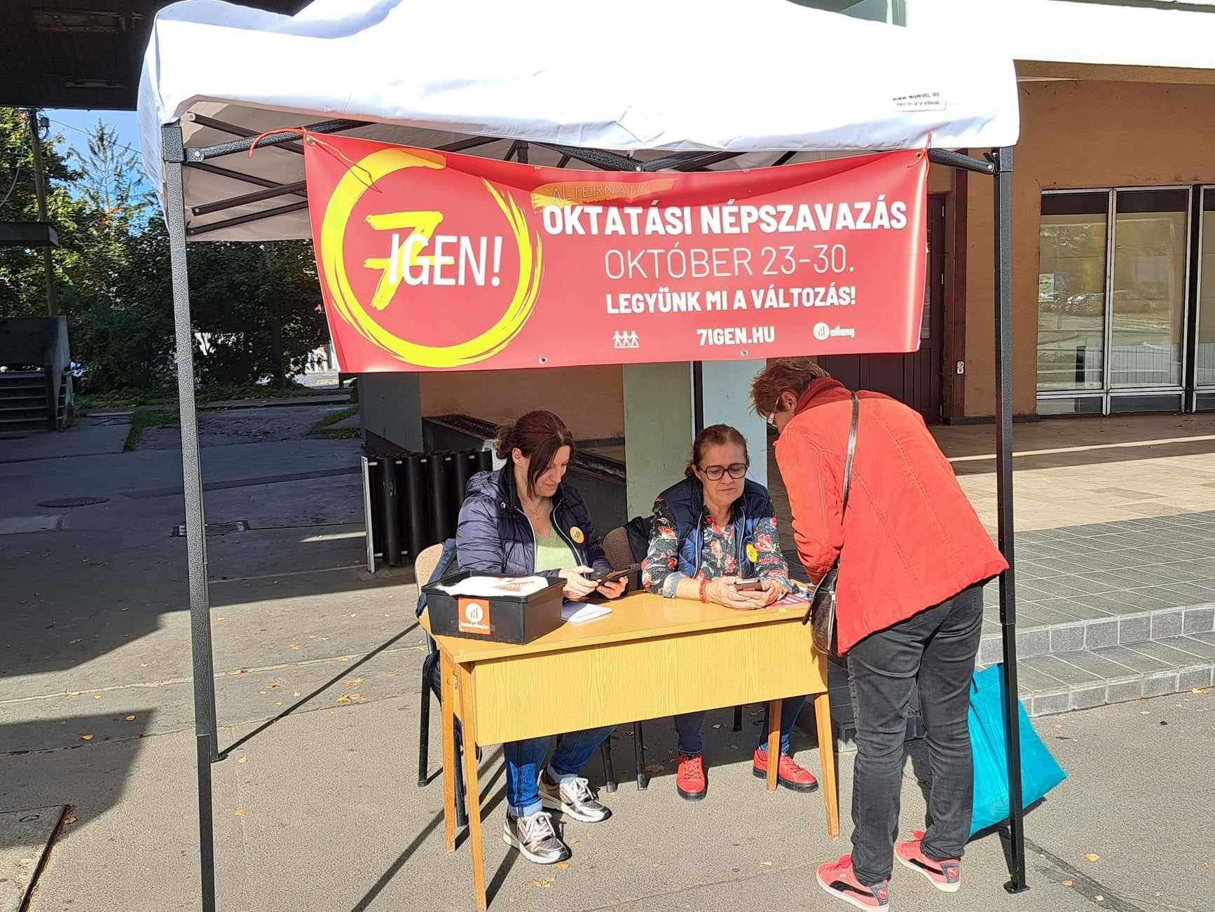 Banyatankban csórták el az alternatív oktatási népszavazás sátrát Vácon
