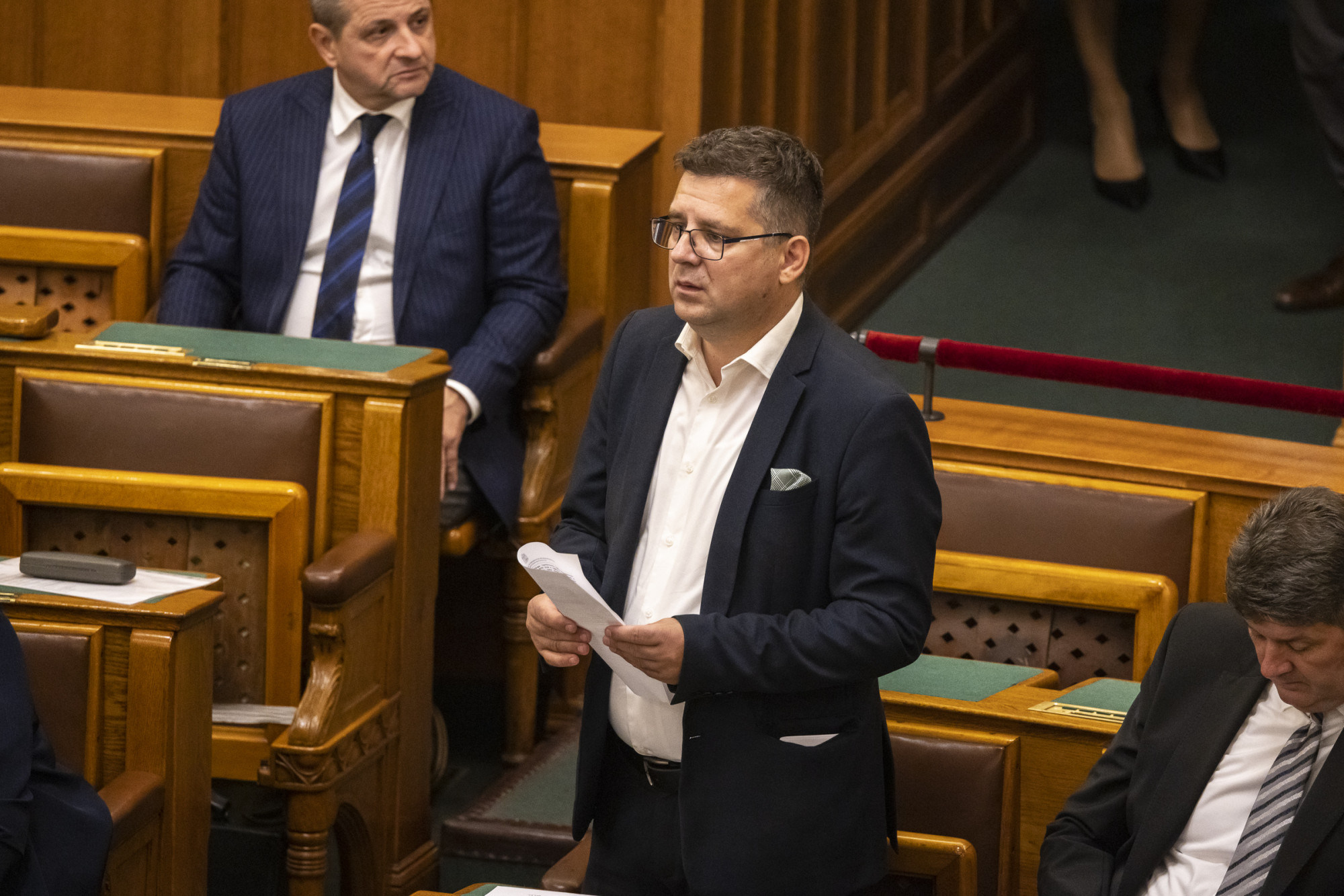 Átment a parlamenten a polgármesterek fizetését befagyasztó törvény