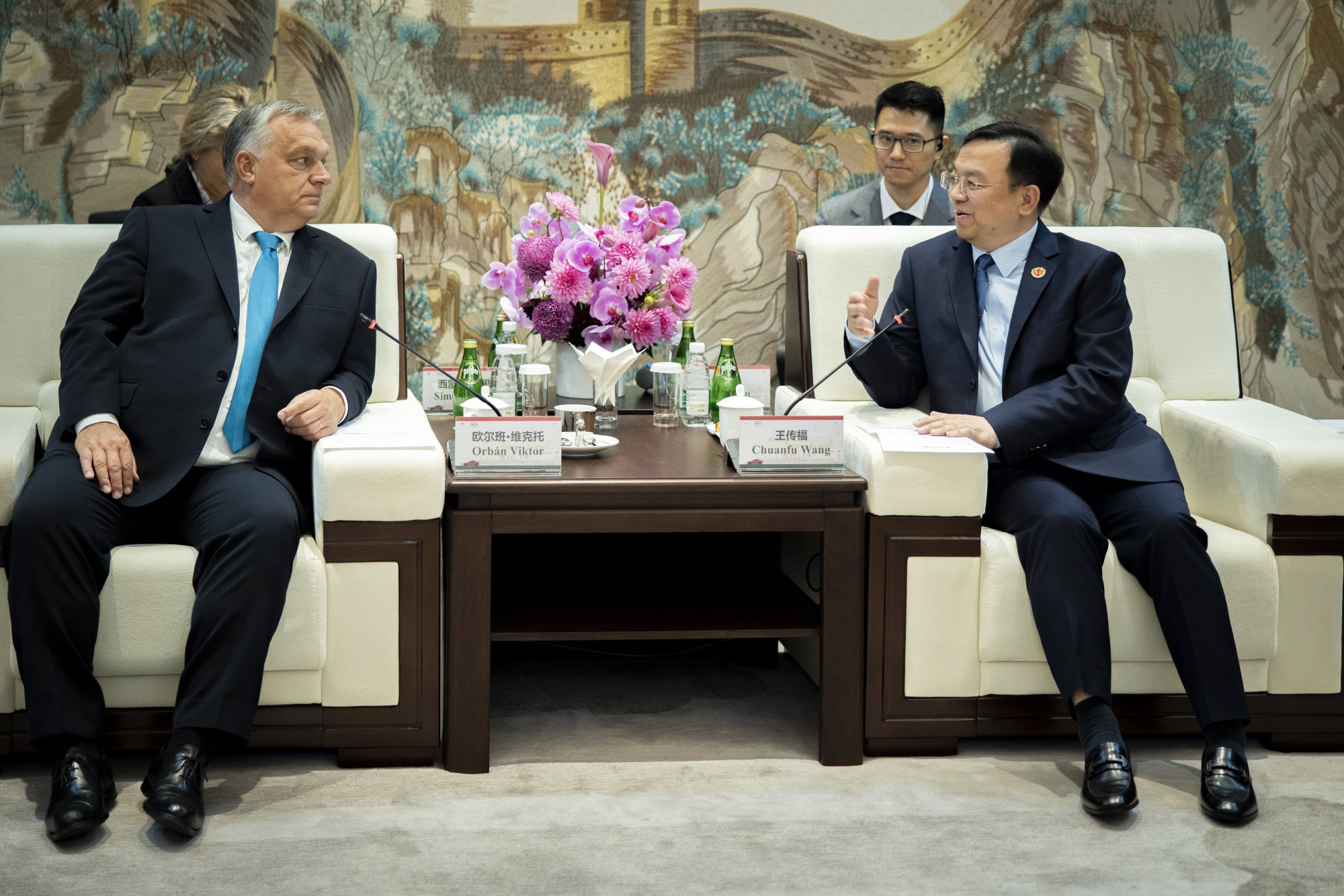 Orbán Viktor és Vang Csuan-fu, a BYD alapító-elnöke megbeszélést folytat a dél-kínai Sencsenben 2023. október 19-én