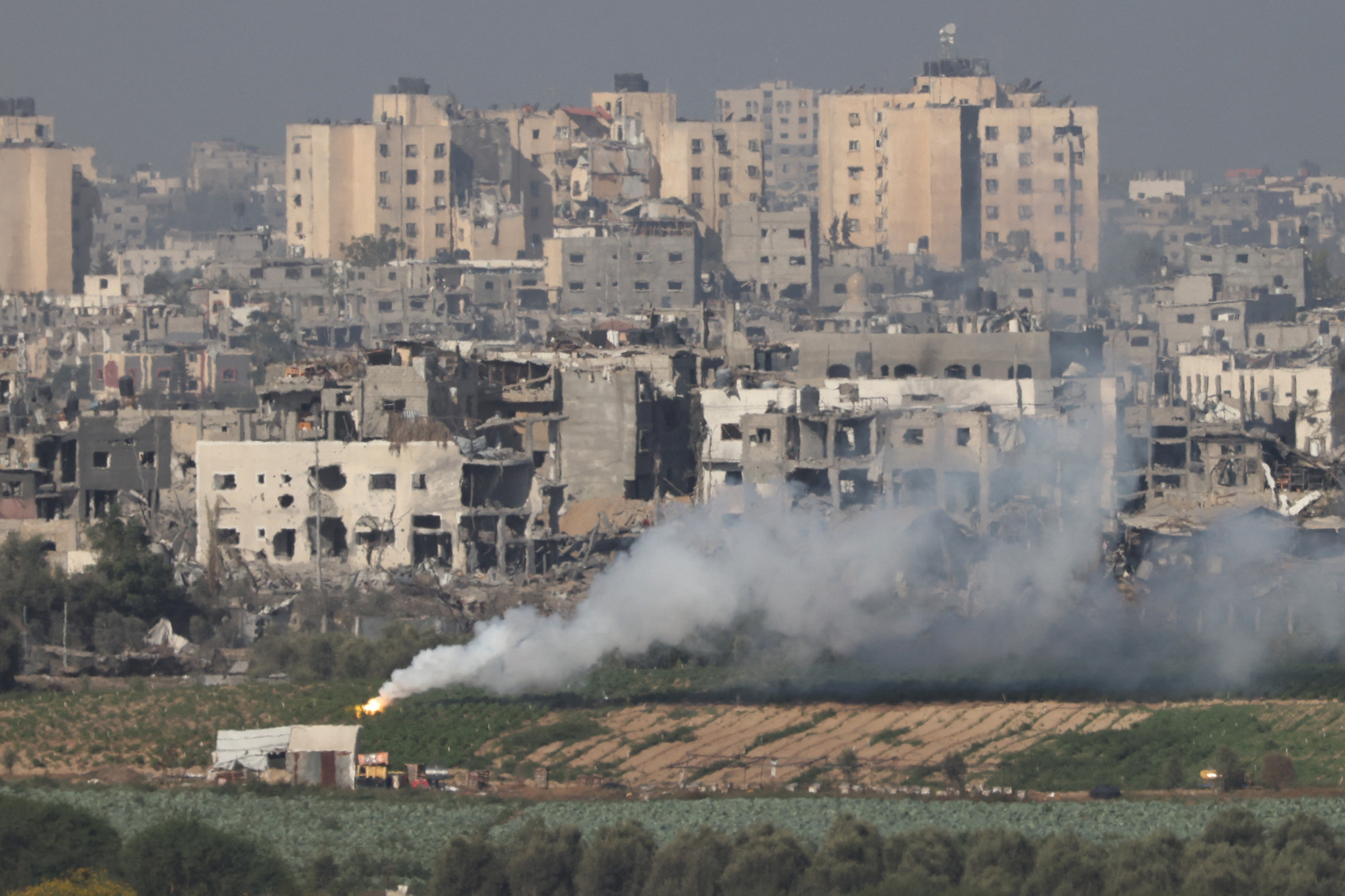 Az izraeli hadsereg tankokkal hajtott végre rajtaütést Gáza északi részén