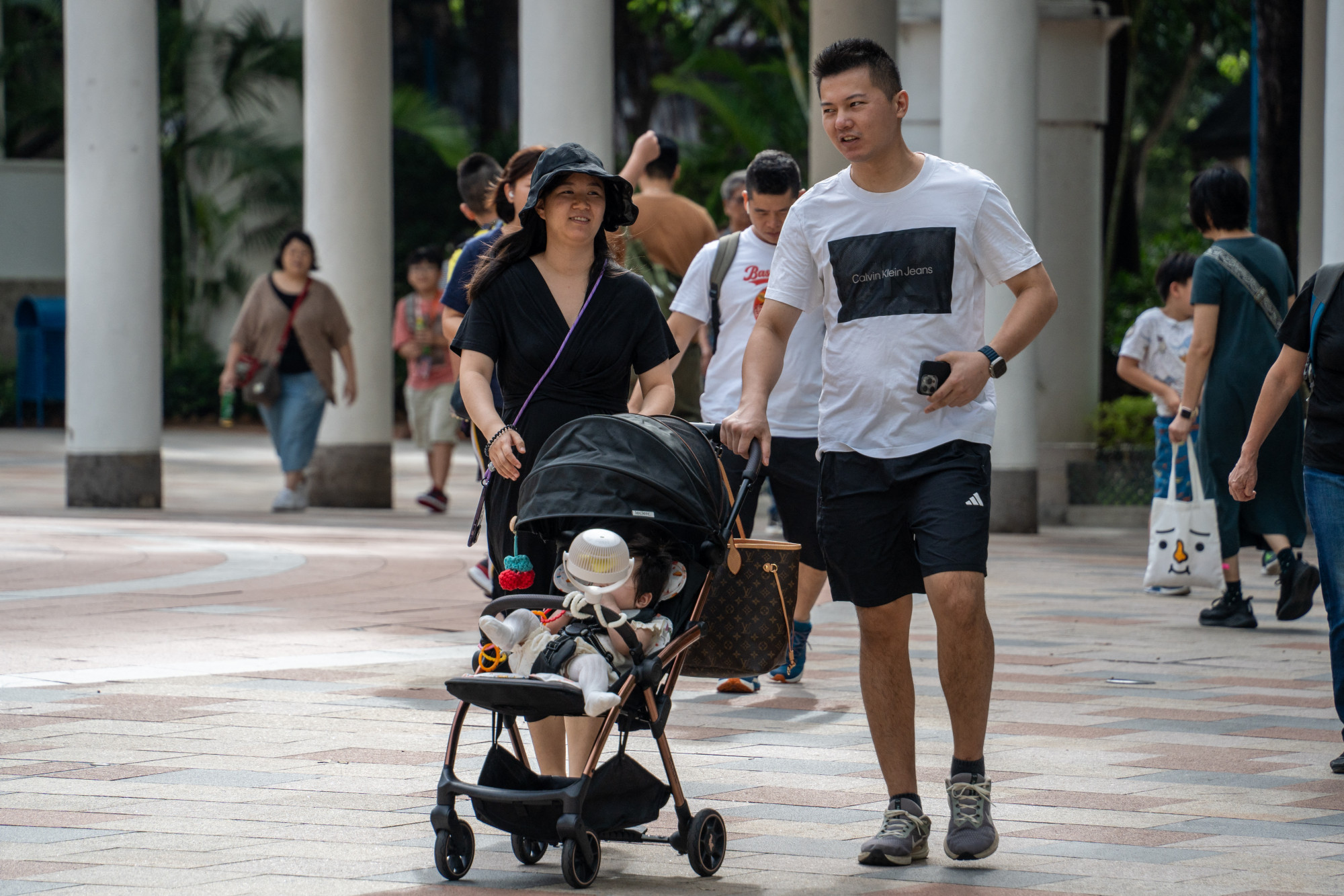 A gyereket vállaló szülőknek közel egymilliót fizetnek Hongkongban, ahol ez az összeg egy havi lakbérre sem elég