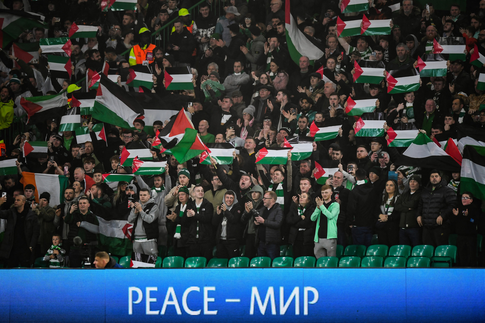 Több ezer palesztin zászlót lengettek a Celtic szurkolói a BL-meccsükön