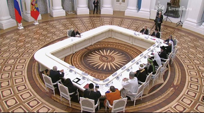Putyinnak van annál nagyobb asztala is, mint aminek a végén Orbán ült