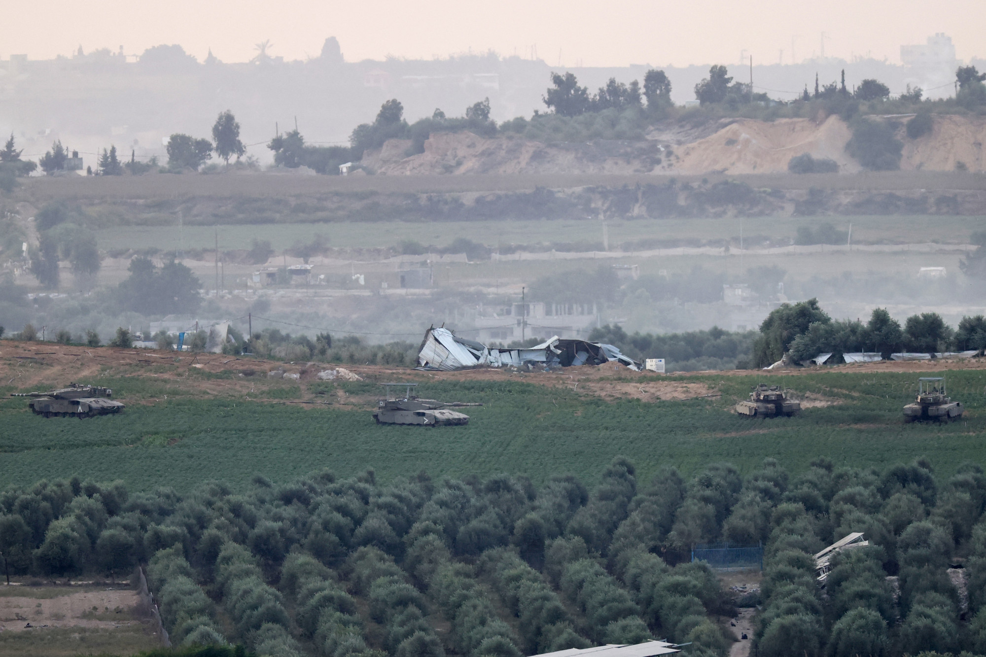 Izraeli Merkava tankok haladnak az övezet északi része felé.