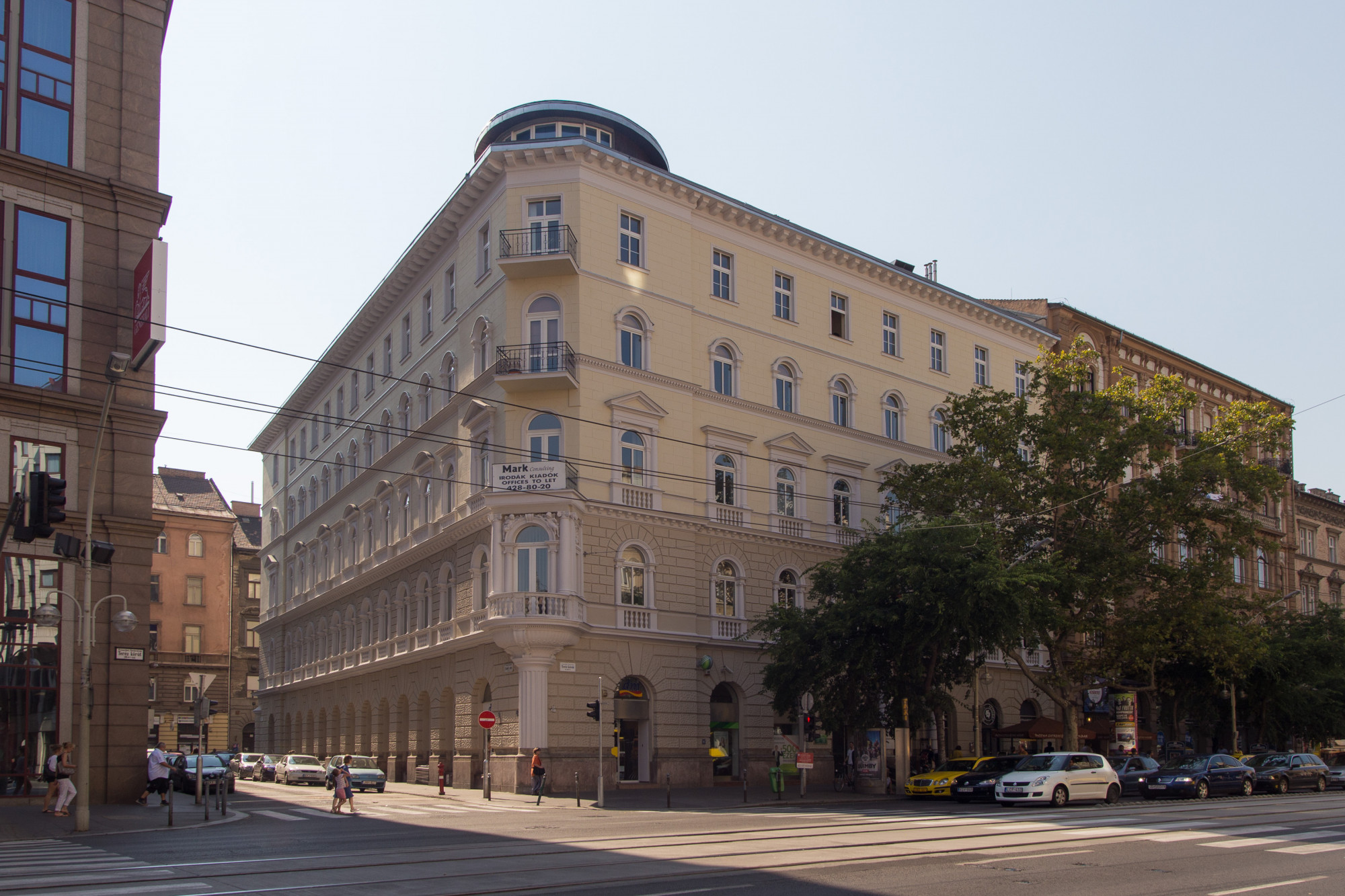 Az ellenzéki és KDNP-s képviselők havi 25 milliót költenek irodára, a Fidesz központosította az irodabérlést