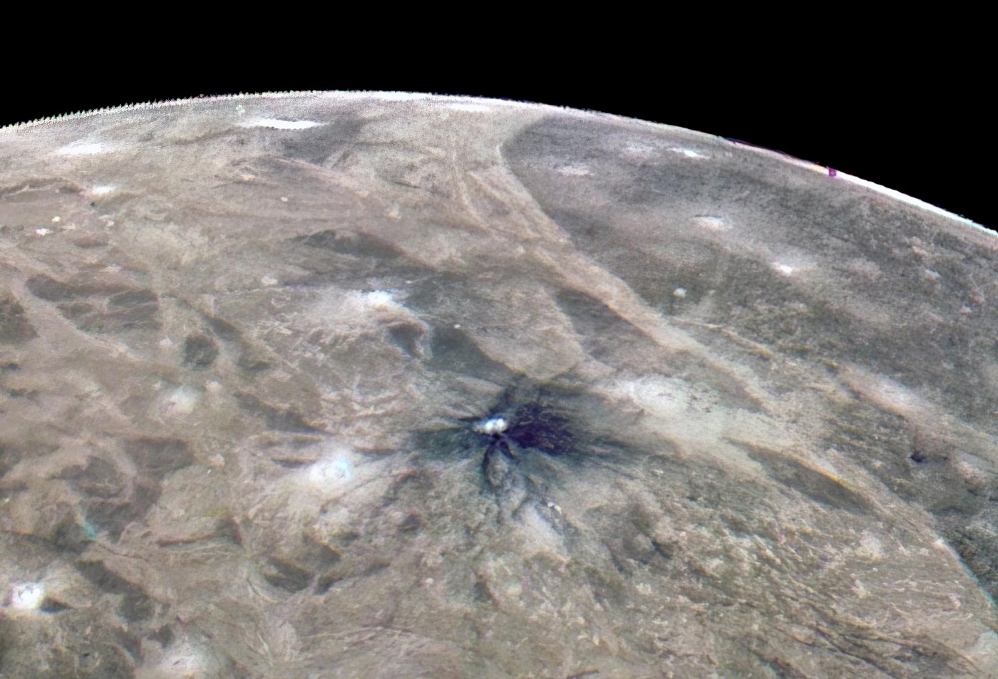Ásványi sók és szerves anyagok jelenlétére bukkantak a Naprendszer legnagyobb holdján
