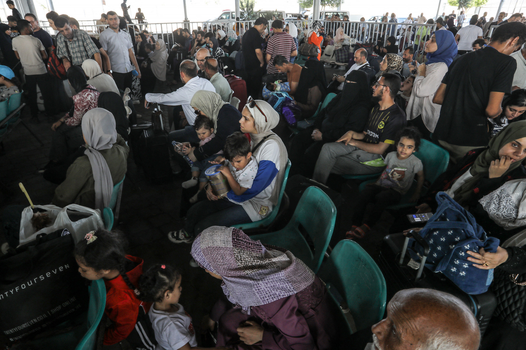 Az első nap nagyjából 400 embernek sikerült Egyiptomba menekülnie Gázából
