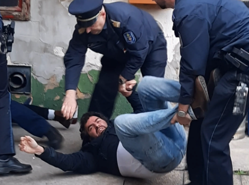 Jámbor András megpróbált megakadályozni egy kilakoltatást, földre vitték a rendőrök