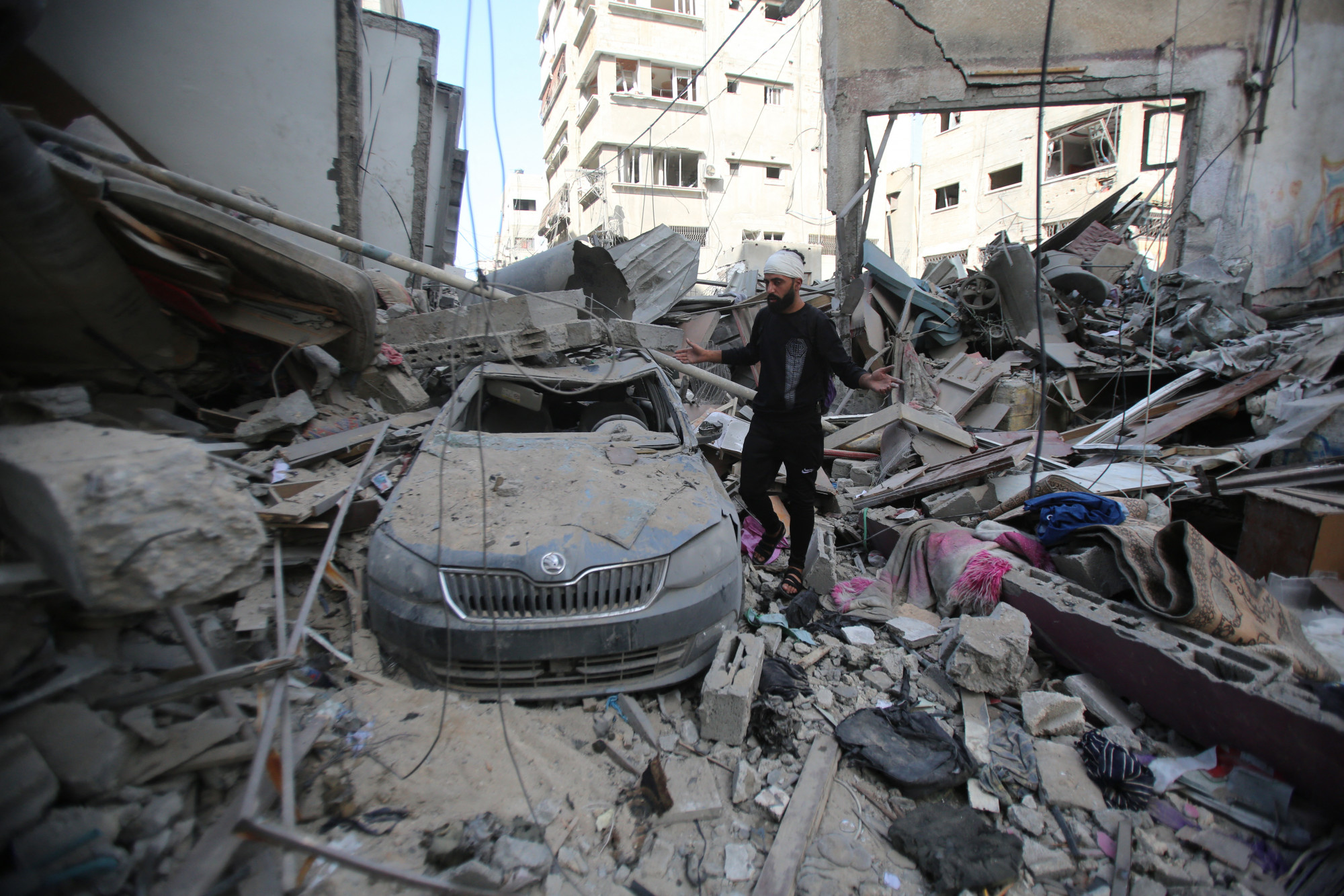 A gázai egészségügyi minisztérium szerint már több mint 10 ezer halottja van a bombázásoknak