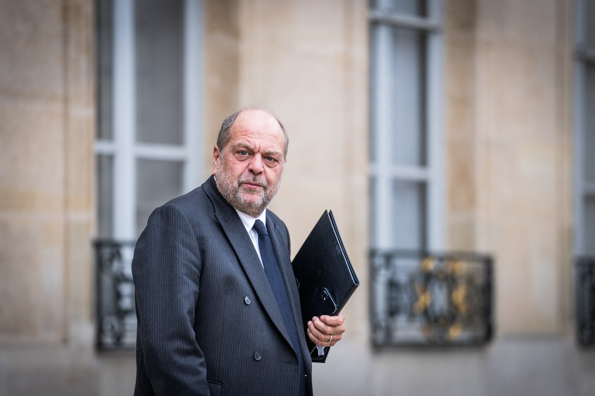 Azzal vádolják a bíróságon a francia igazságügyi minisztert, hogy hivatalát arra használta fel, hogy leszámoljon a neki ügyvédként ártó vizsgálóbírókkal