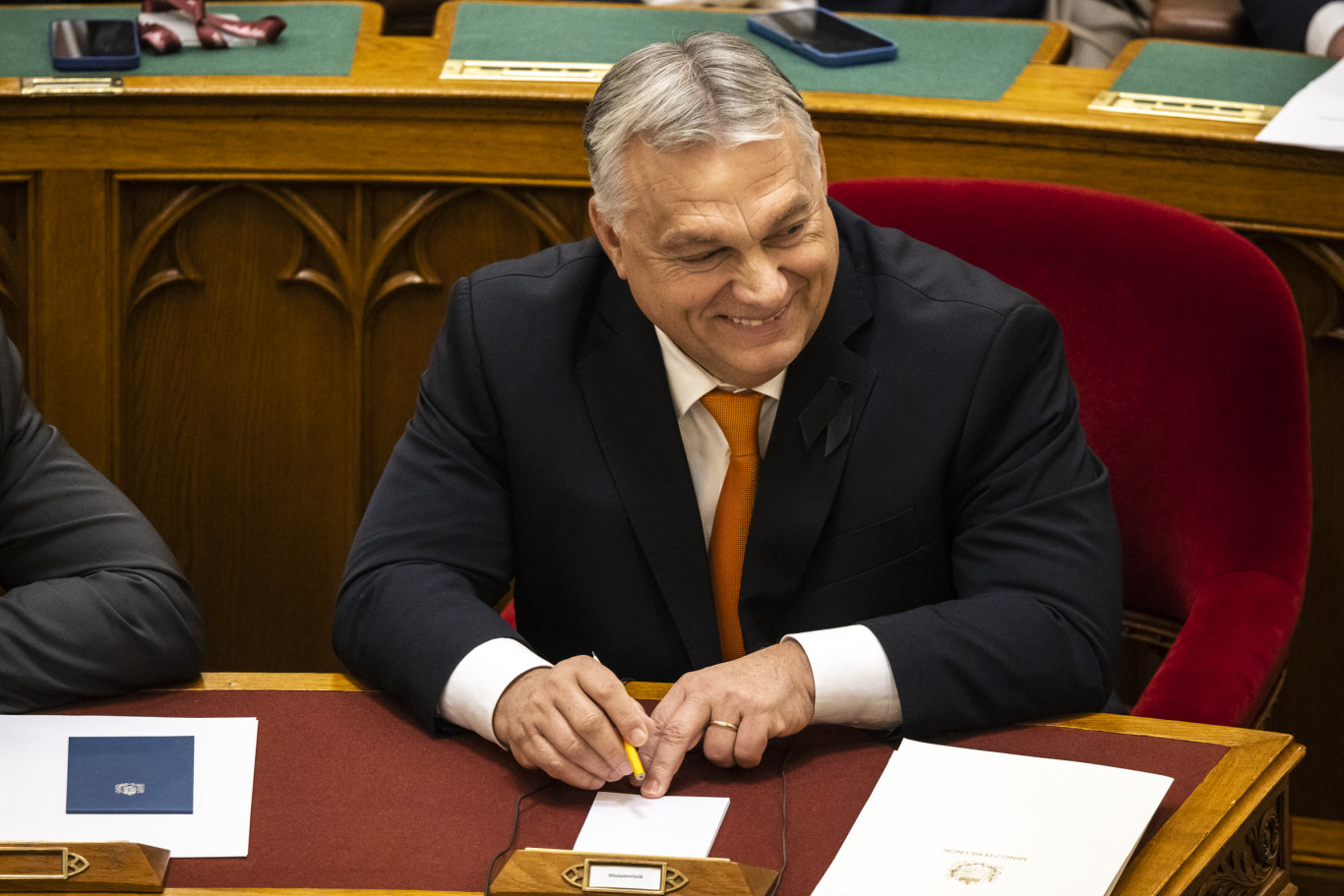 Orbán Viktor bruttó 6,3 millió forintért dolgozik márciustól