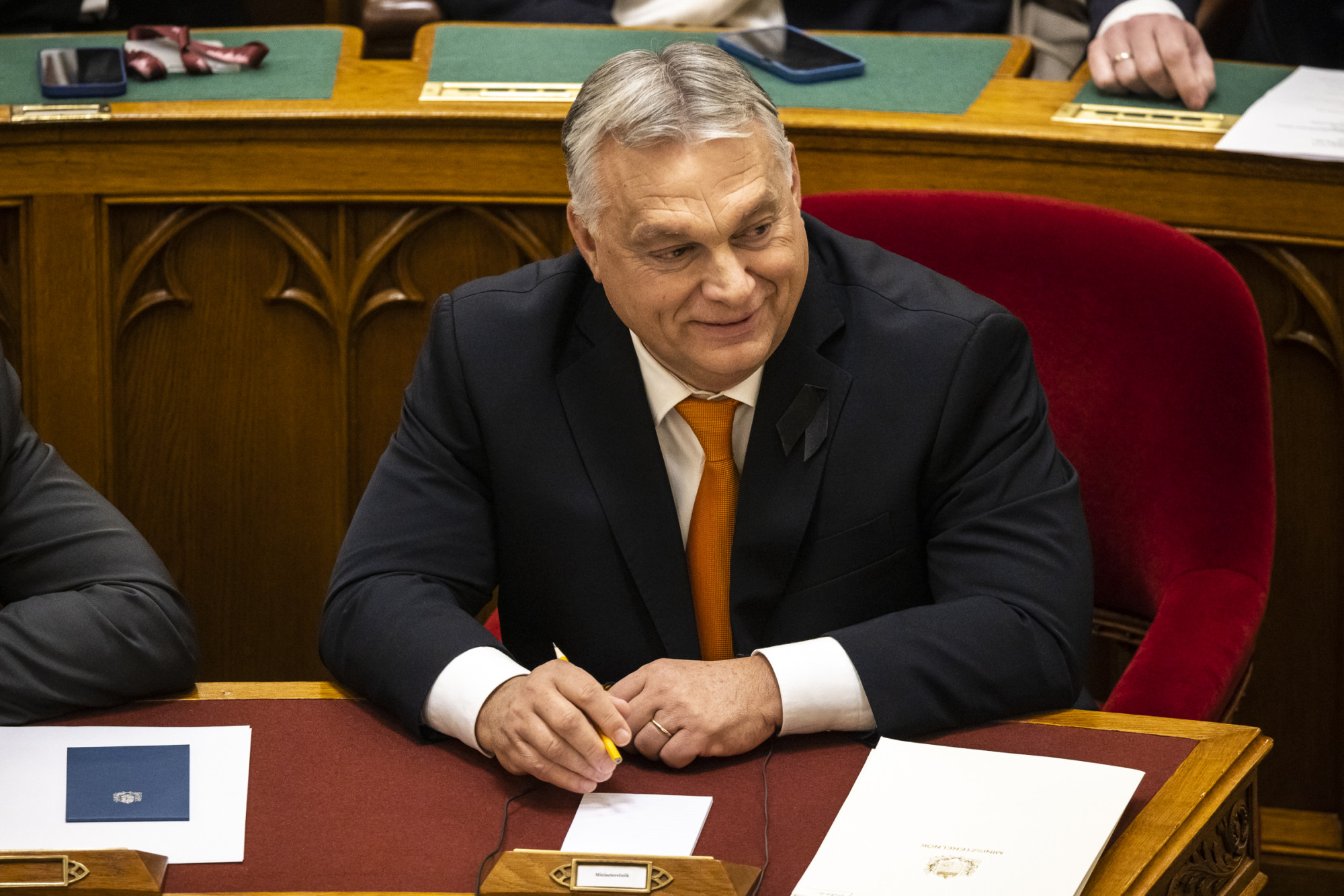 Szép fizetést és jó nagy hatalmat kapnak Orbán tanácsadói