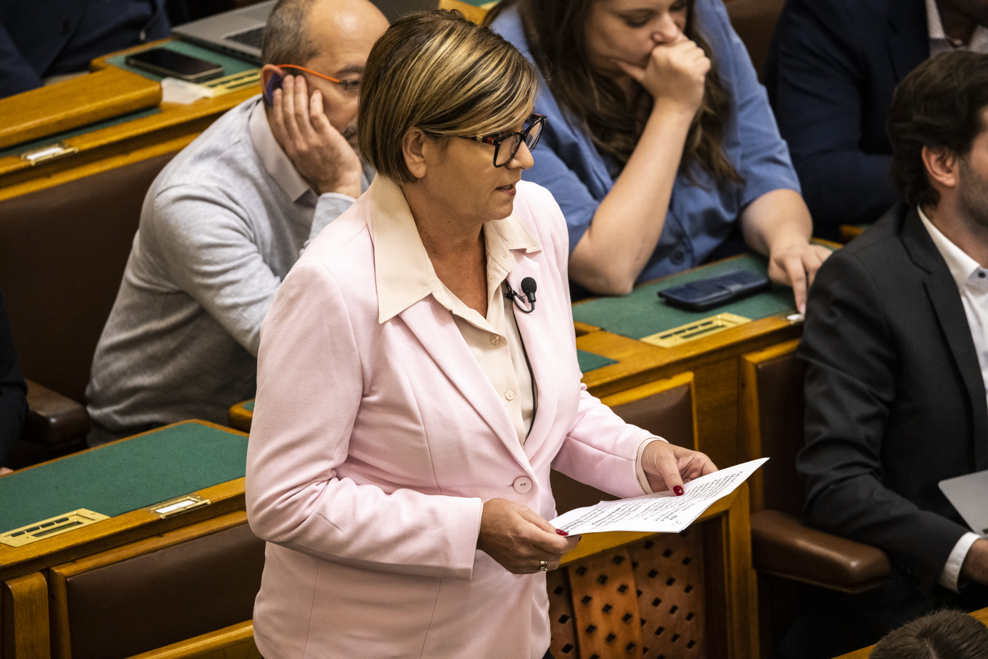 Kálmán Olga, a Demokratikus Koalíció képviselője a parlamentben 2023 november 6-án