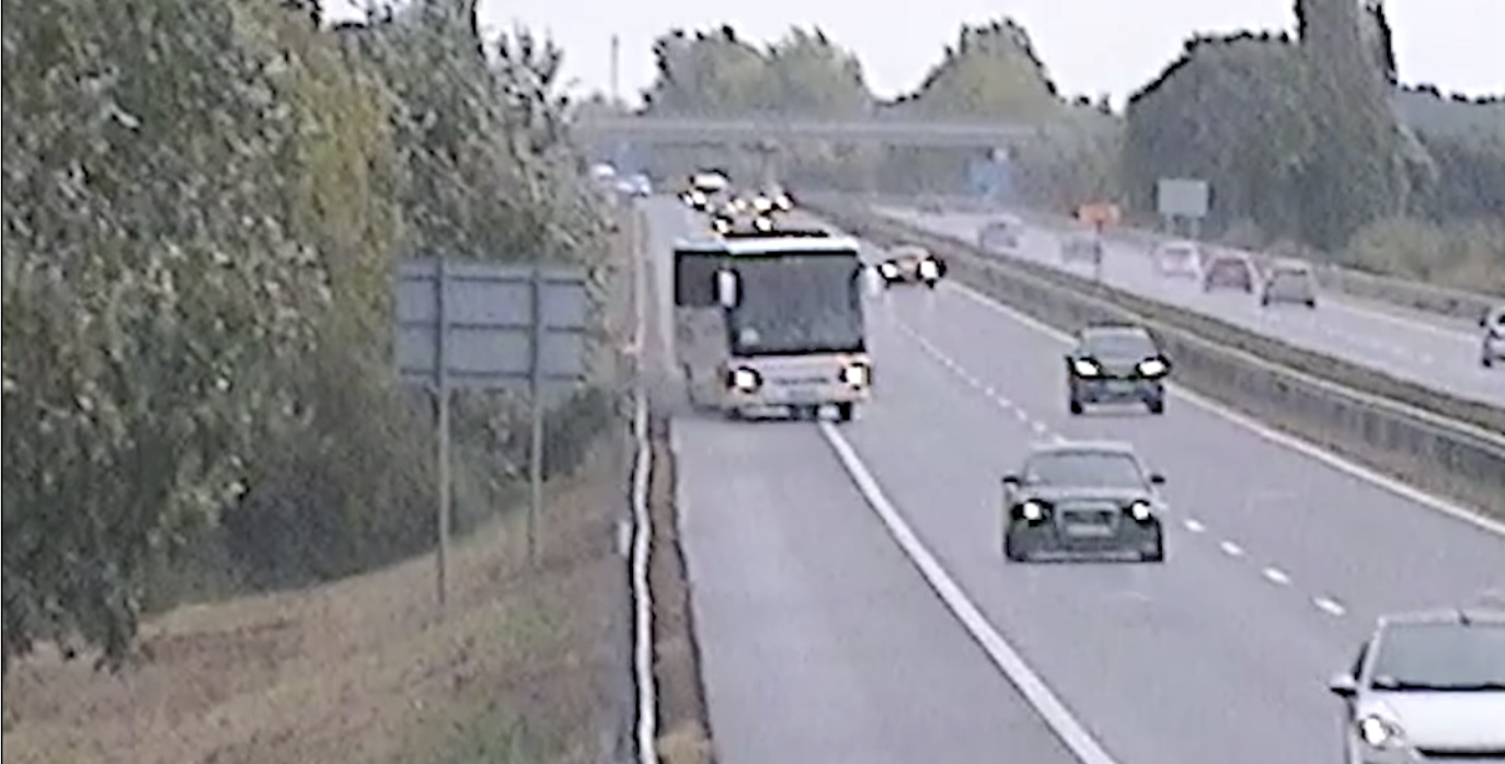 Szalagkorlátnak ütközött az M3-ason egy busz, aztán valaki kimászott a csomagtérből