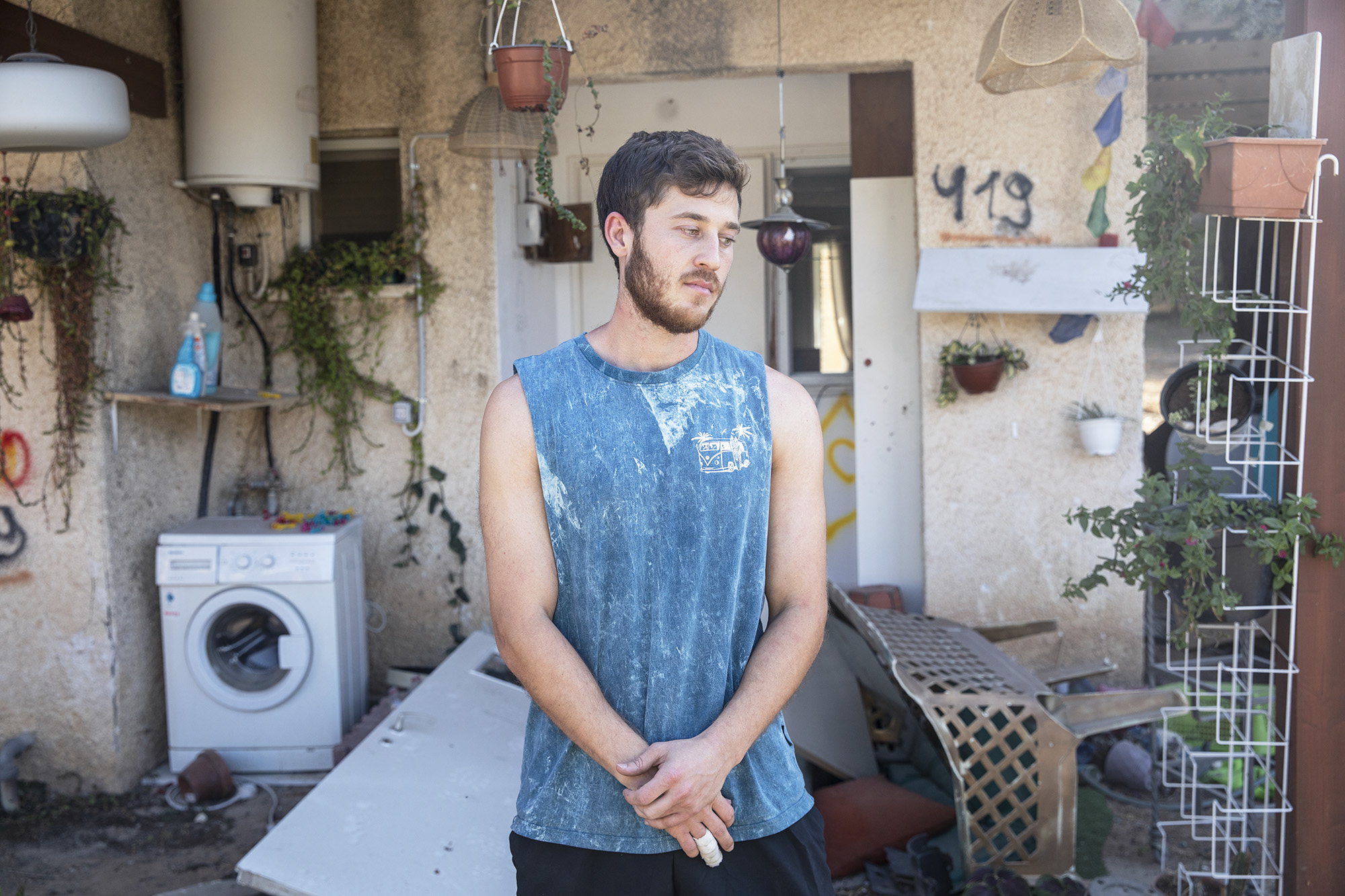 Izraeli férfi a Hamász októberi terrortámadása után egy hónappal. Kollégáink a Kfar Aza kibucban jártak.