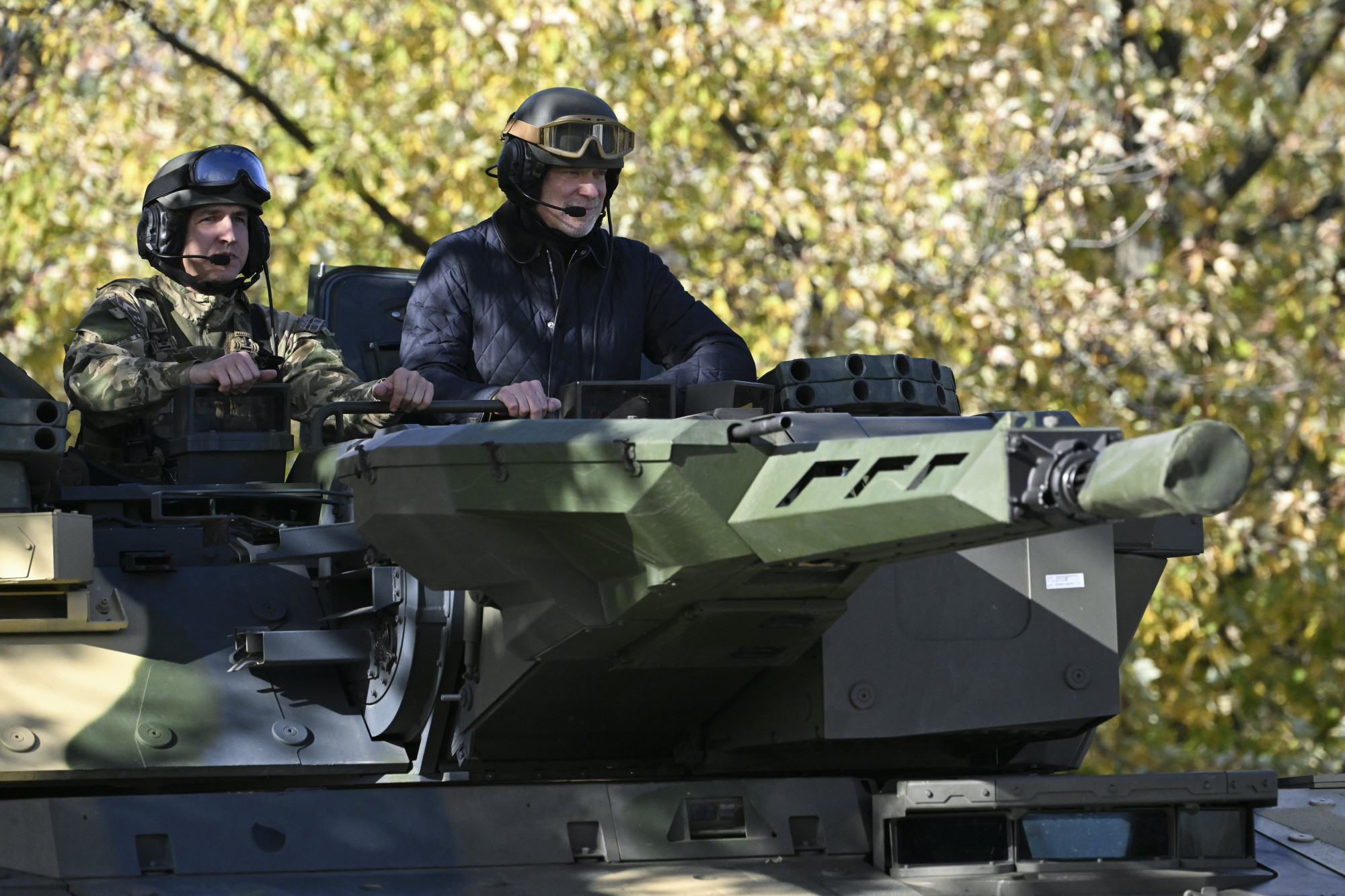 Szalay-Bobrovniczky Kristóf honvédelmi miniszter (j) egy Lynx páncélozott gyalogsági harcjárműben a hódmezõvásárhelyi Zrínyi Miklós Laktanyában 2023. november 7-én