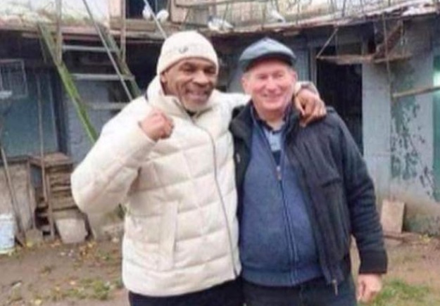 Mike Tyson megjelent egy lengyel faluban, hogy galambokat vegyen egy helyi tenyésztőtől